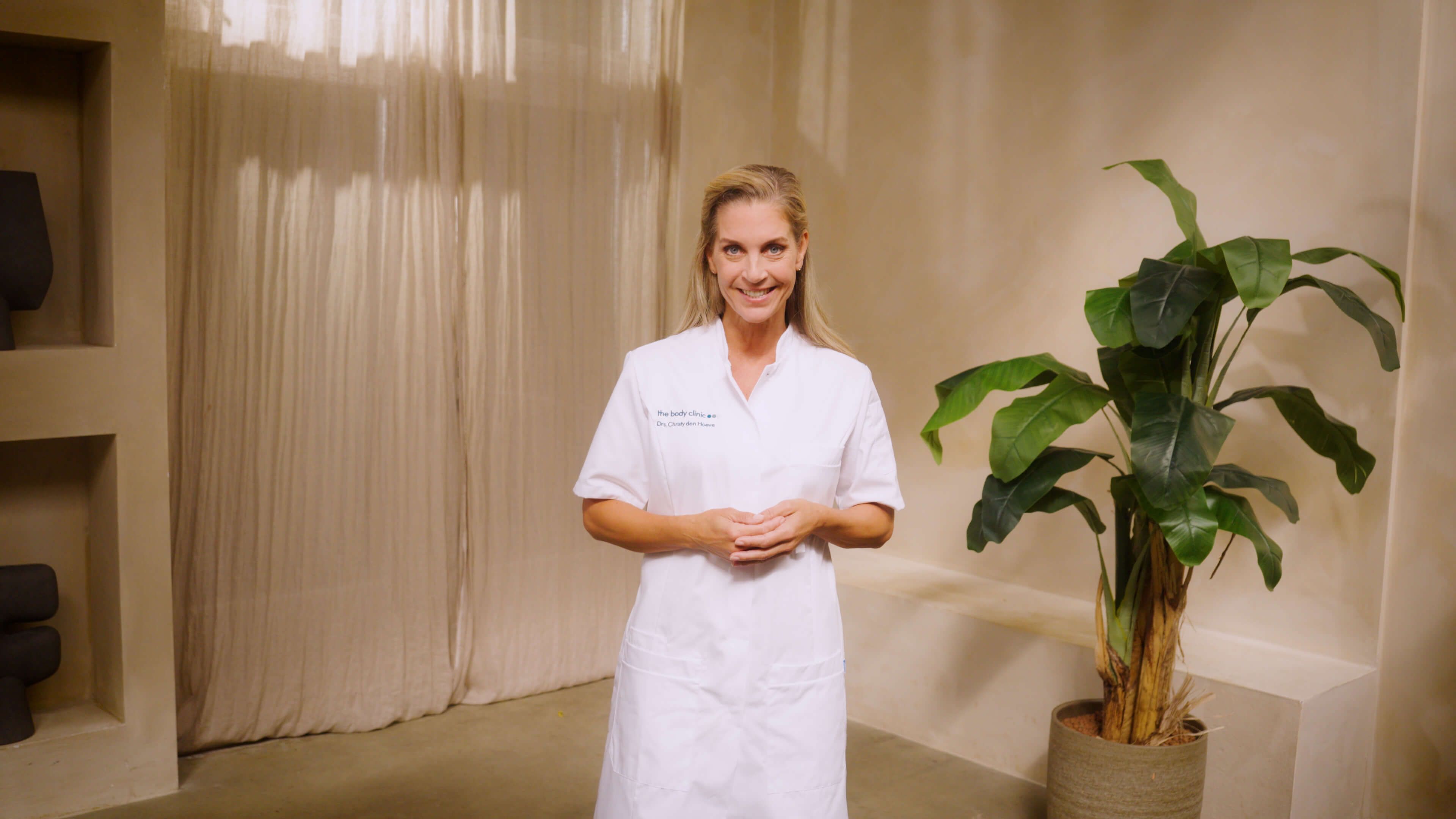 Cosmetisch arts legt bovenooglidcorrectie behandeling uit in instructievideo bij The Body Clinic