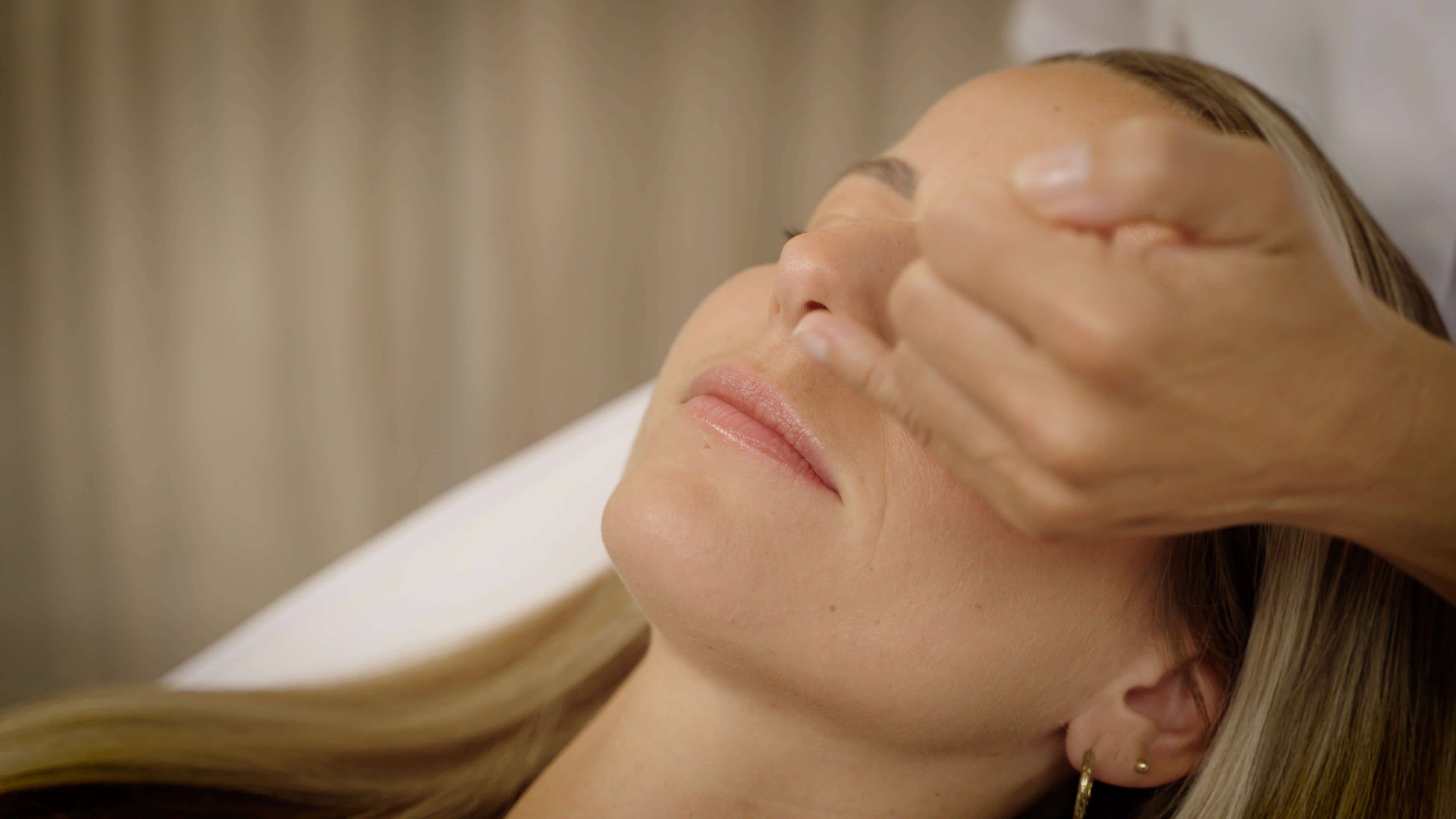 Client ondergaat botox lip flip behandeling voor een vollere bovenlip bij The Body Clinic