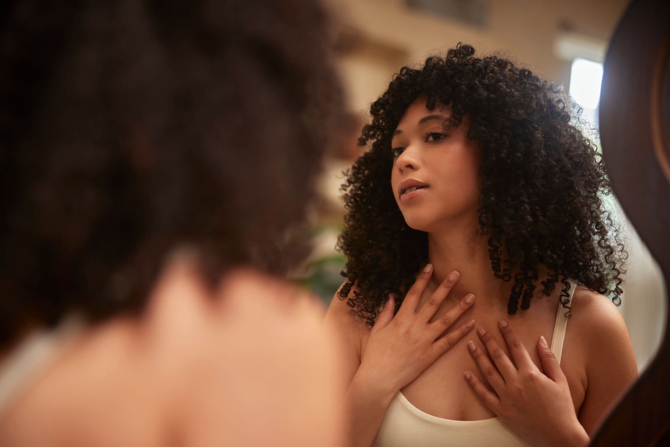 Client met stralende huid na PhilArt skinbooster behandeling bij The Body Clinic