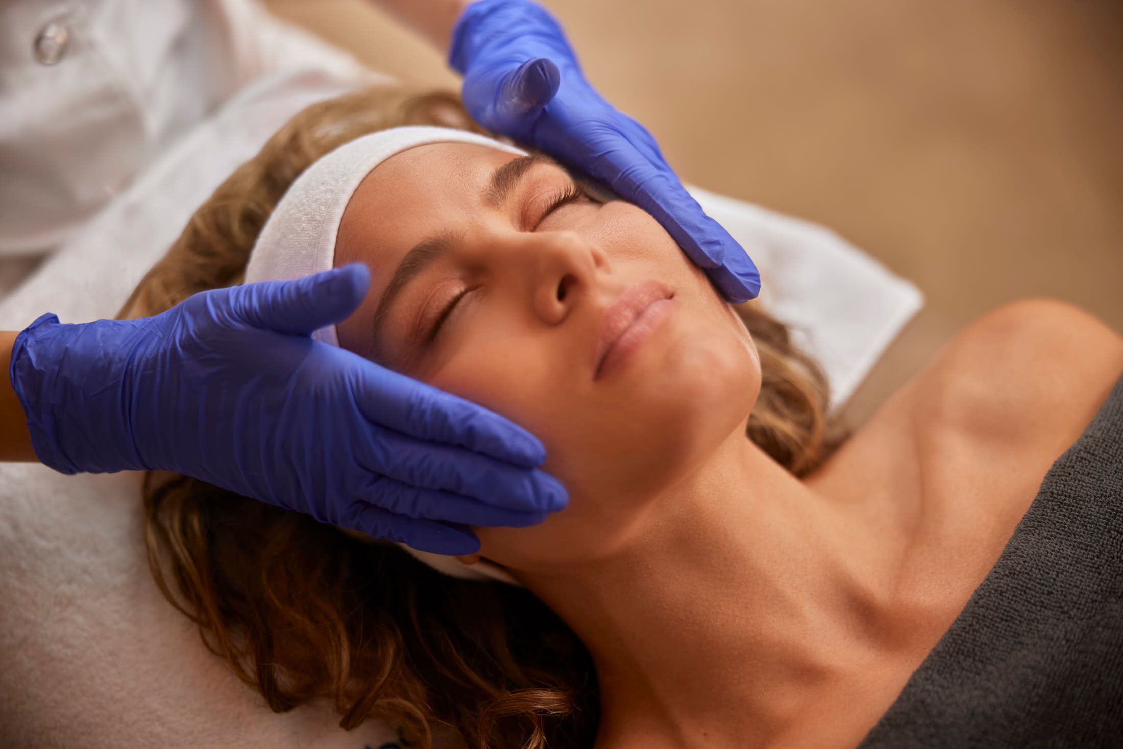 Huidtherapeut bereidt client voor op coagulatie behandeling bij The Body Clinic