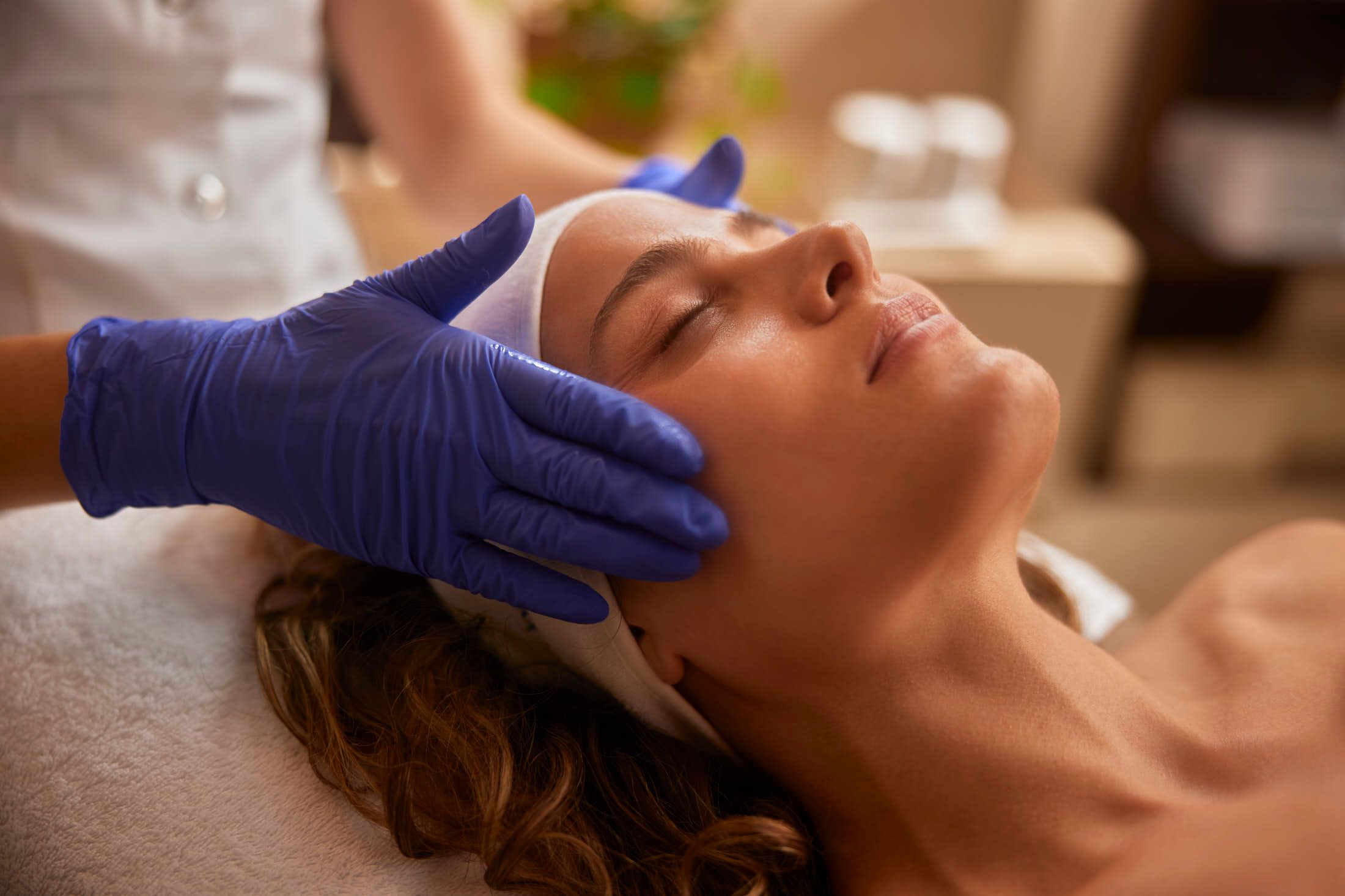 Huidtherapeut voert PlexR ooglidcorrectie uit bij The Body Clinic