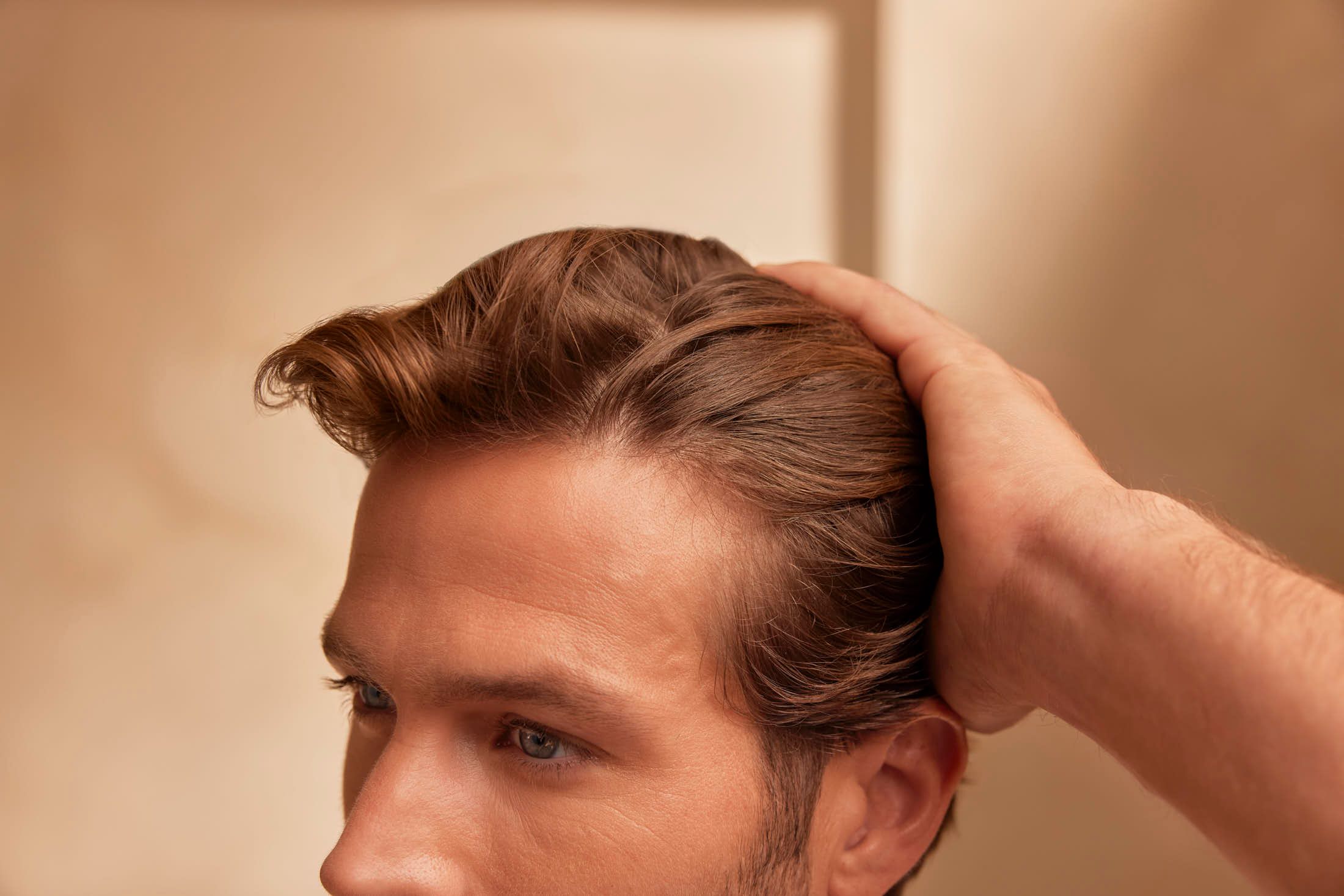 man met natuurlijke resultaat na DR.CYJ Hair Filler behandeling bij The Body Clinic