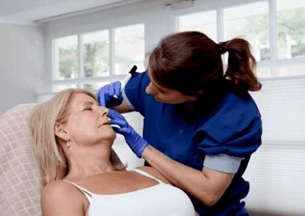 Cosmetisch arts Mirthe van der Putten voert bovenooglidcorrectie uit en bespreekt mogelijkheden bij The Body Clinic