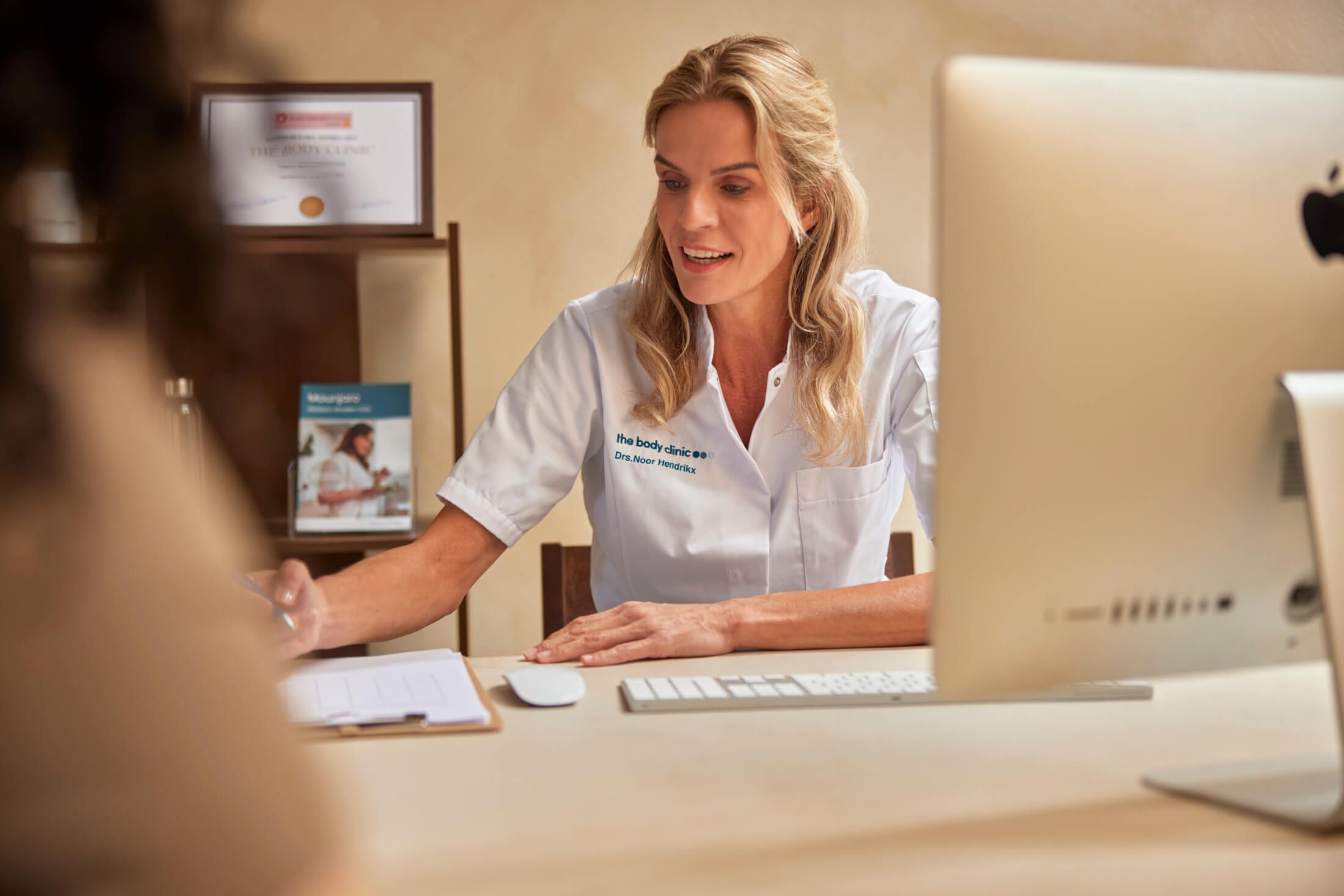 Arts in gesprek met client tijdens consult medisch afvallen bij The Body Clinic