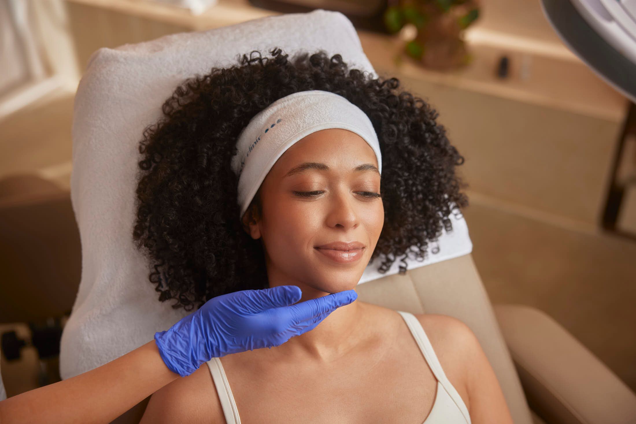 Client tijdens botox behandeling tegen kinlijntjes en putjes bij The Body Clinic
