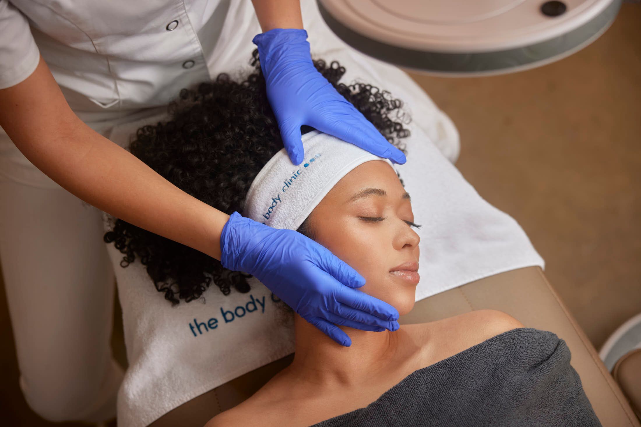 Huidtherapeut brengt chemische peeling aan op gezicht van client bij The Body Clinic