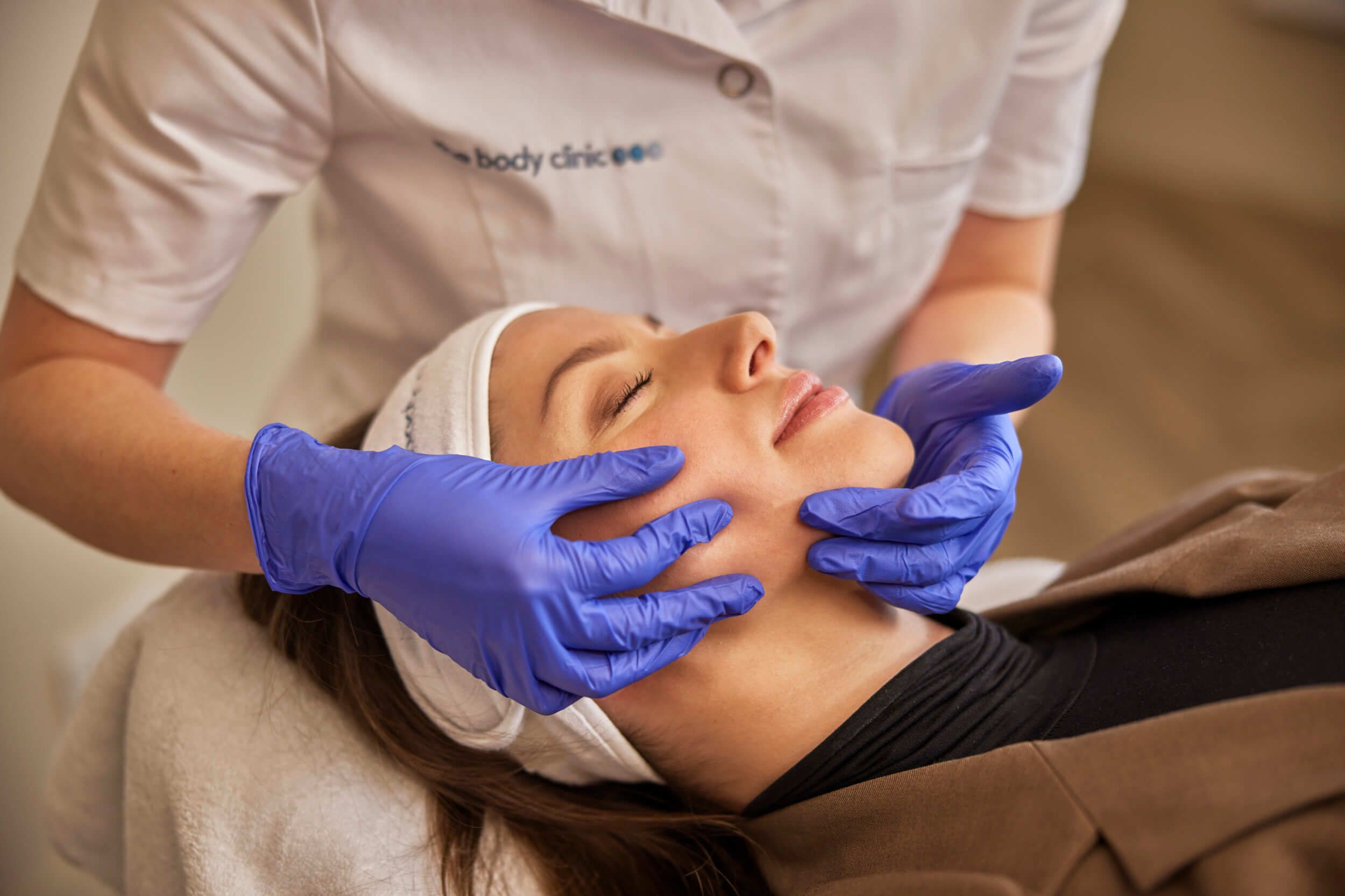 Huidtherapeut beoordeelt resultaat van een huidtherapie behandeling tijdens een controleafspraak bij The Body Clinic