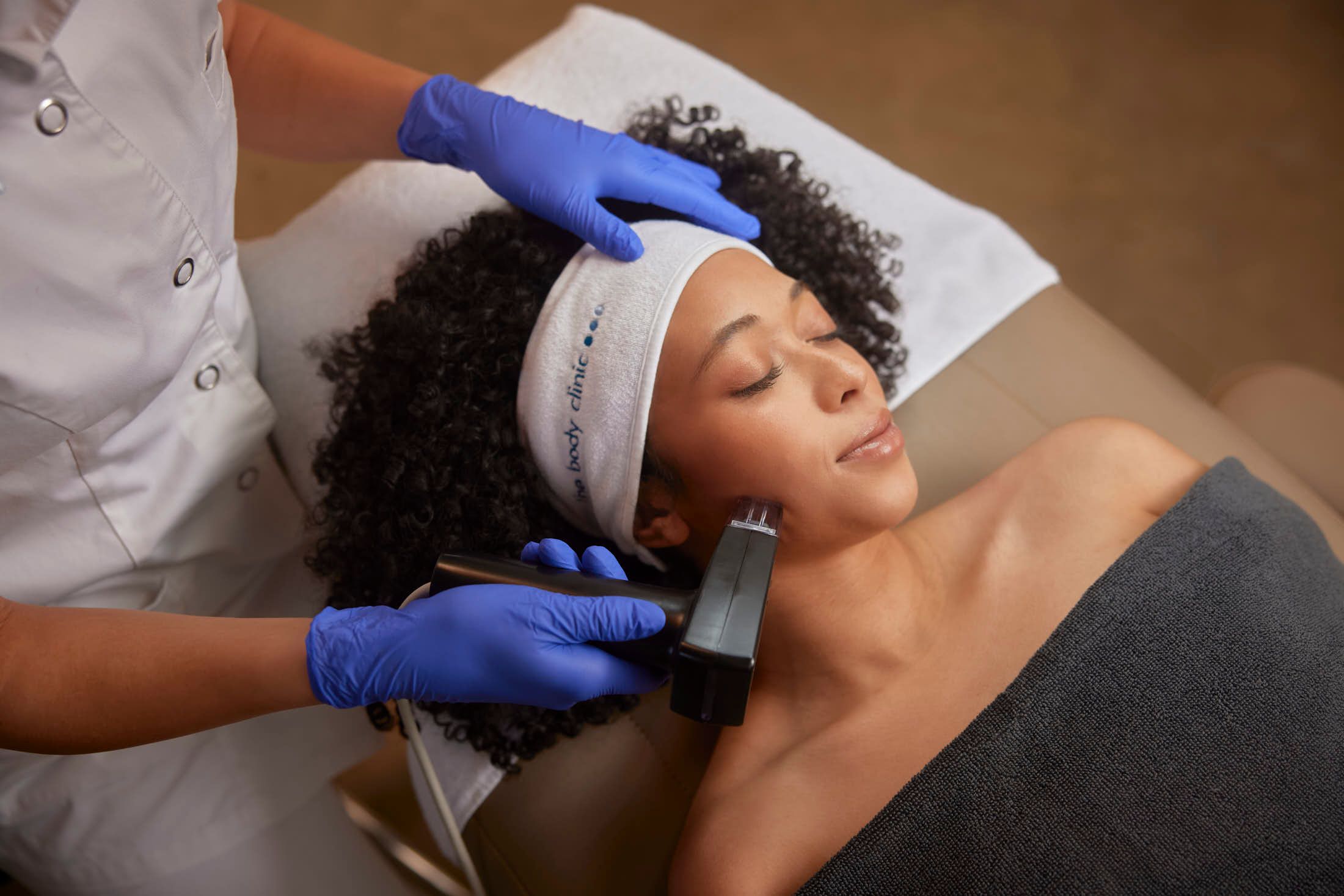 Huidtherapeut voert Morpheus8 behandeling uit op gezicht van client bij The Body Clinic