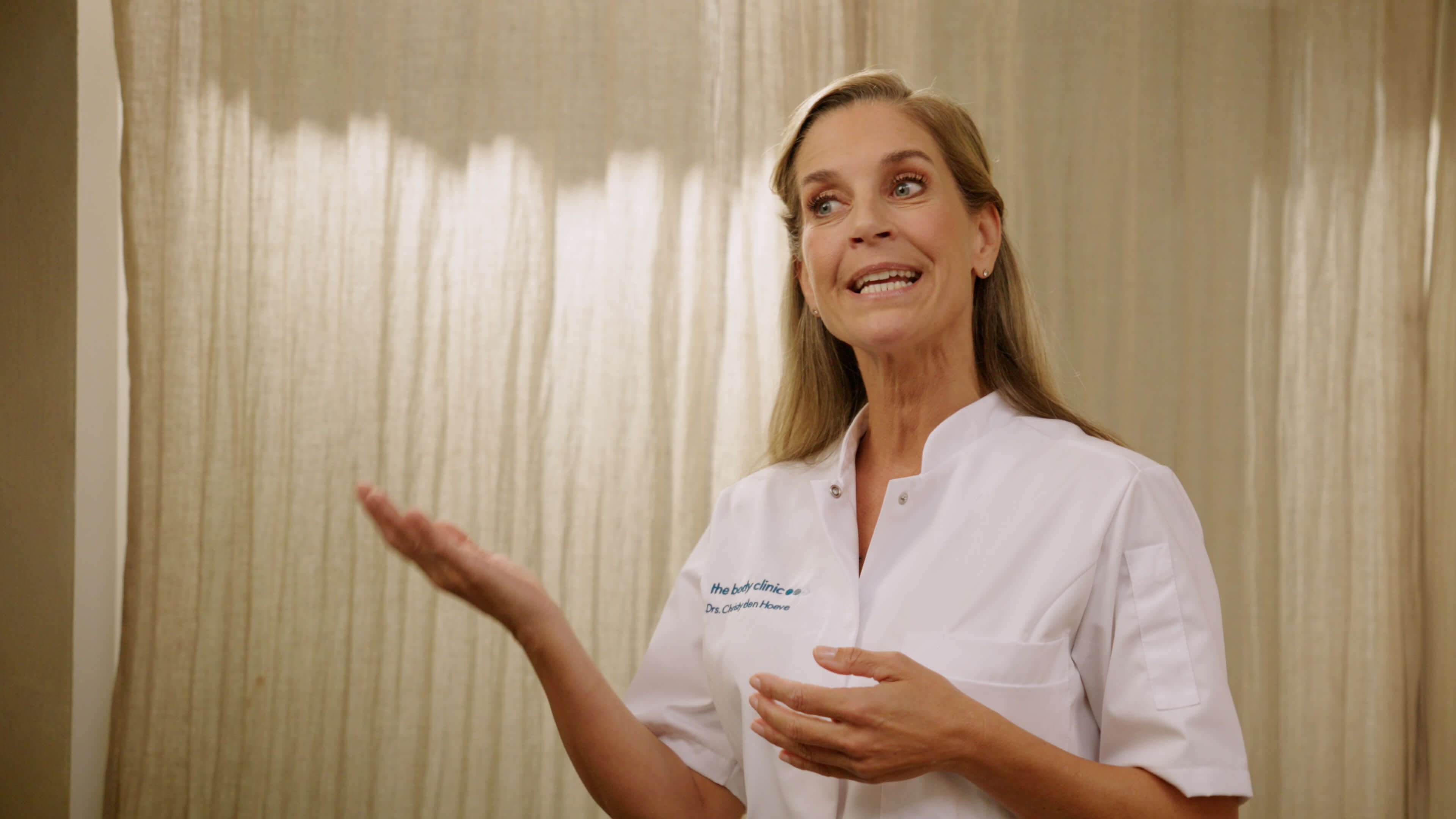 Cosmetisch arts legt PRP behandeling met eigen plasma uit in instructievideo bij The Body Clinic