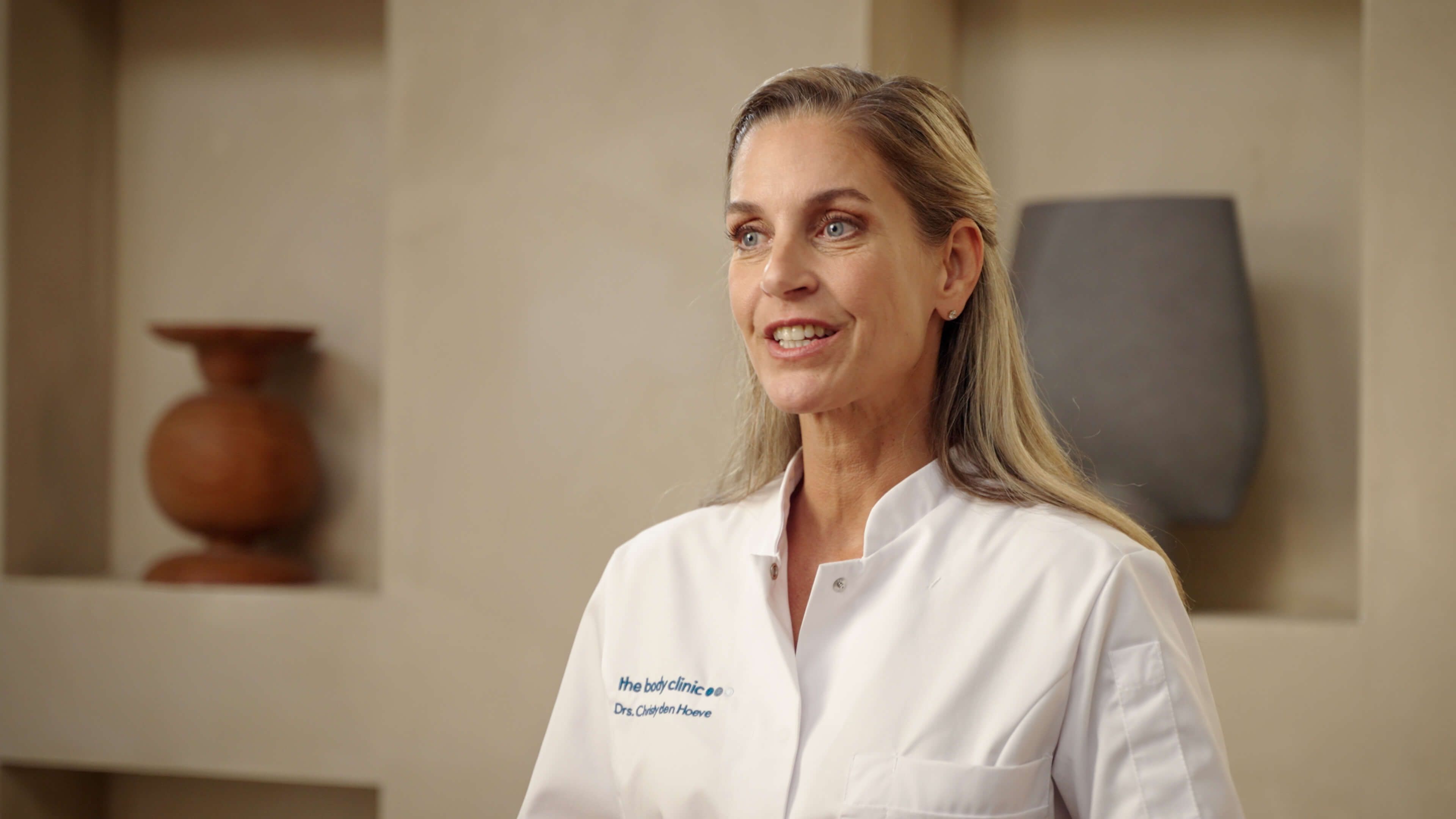 Cosmetisch arts legt Profhilo Structura behandeling uit in instructievideo bij The Body Clinic