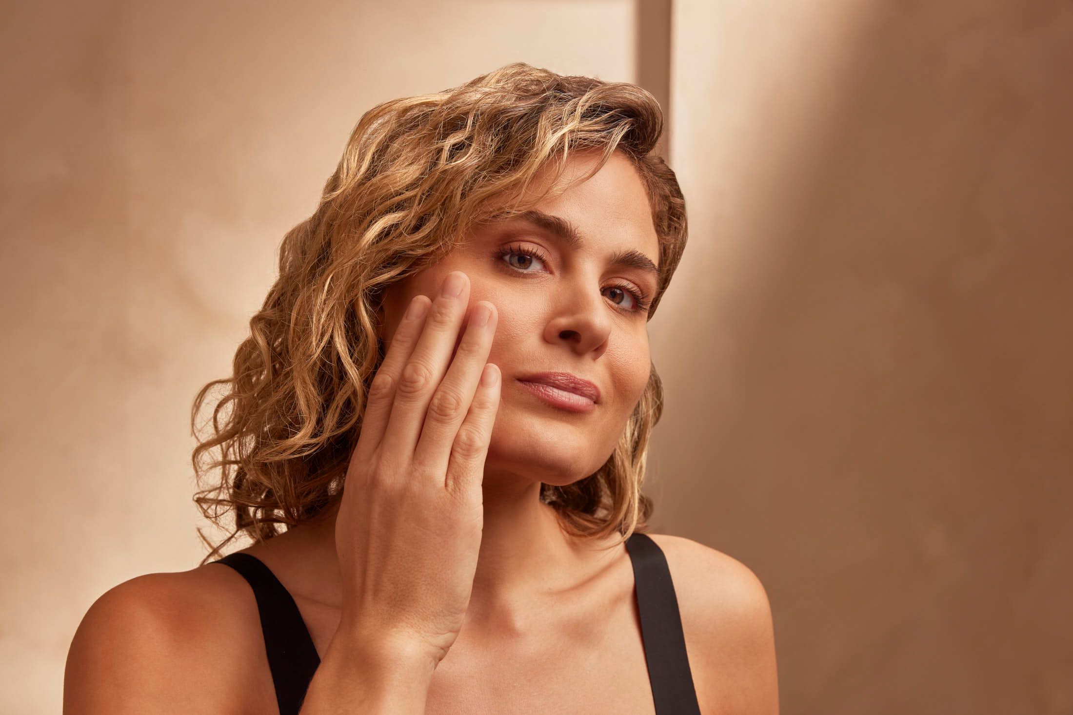 Client verzorgt haar gezicht na een behandeling bij The Body Clinic