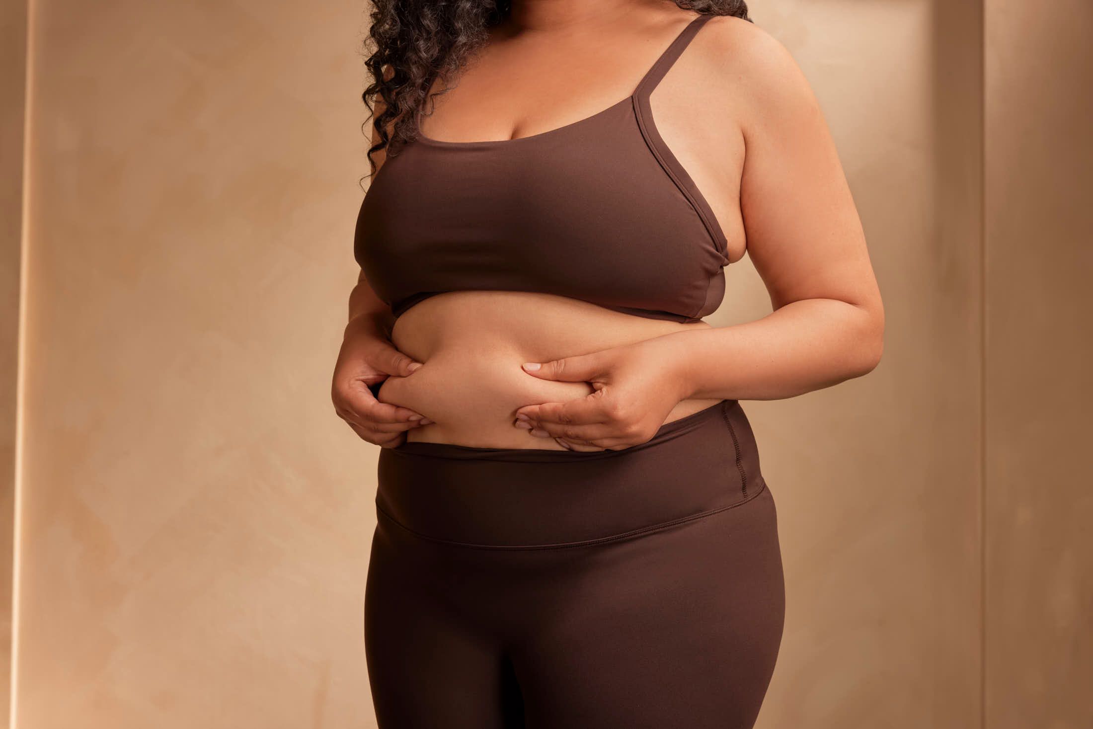 Client toont buik bij informatieve content over Survodutide en medisch afvallen bij The Body Clinic