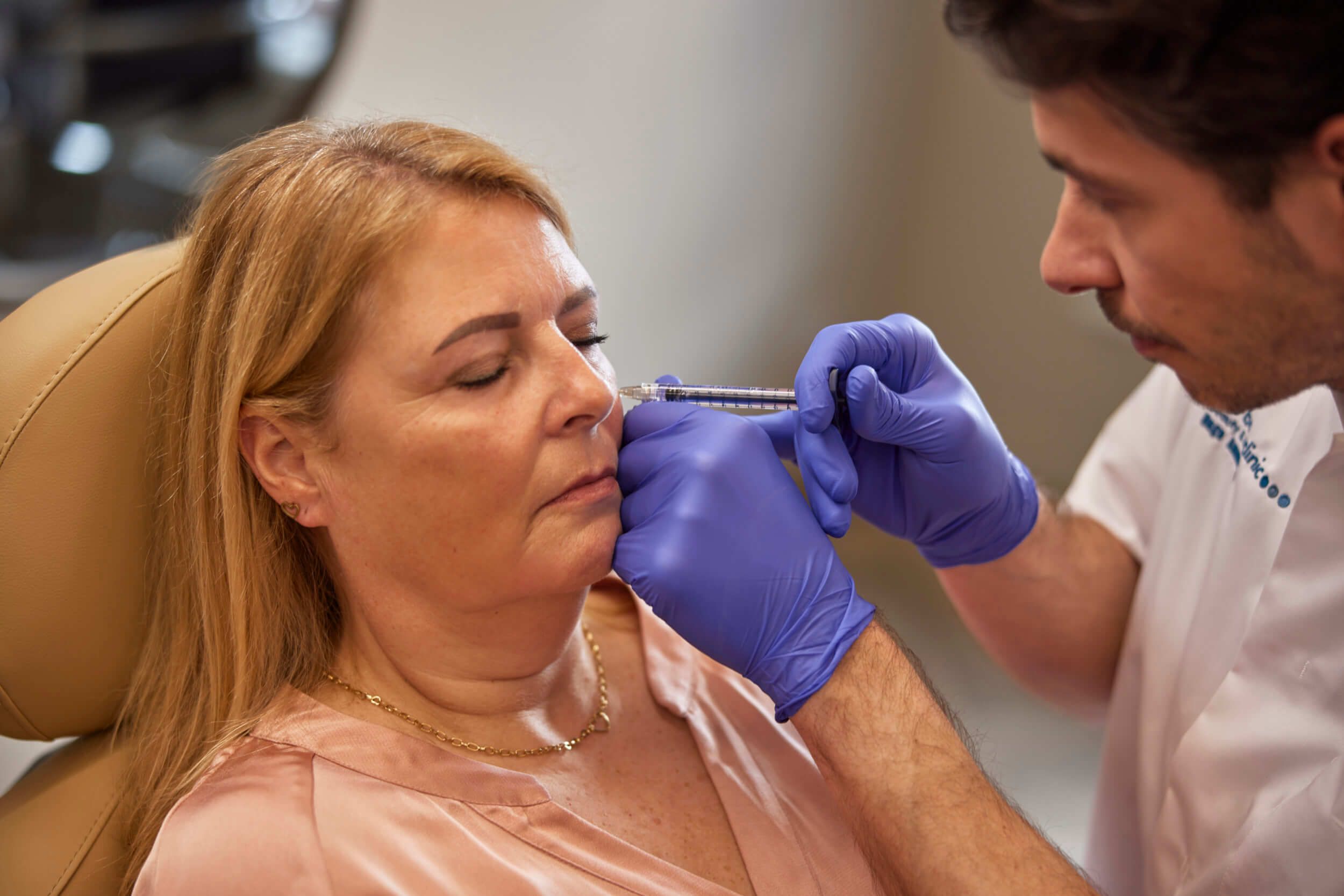 Cosmetisch arts voert botoxbehandeling uit bij client in Duiven bij The Body Clinic