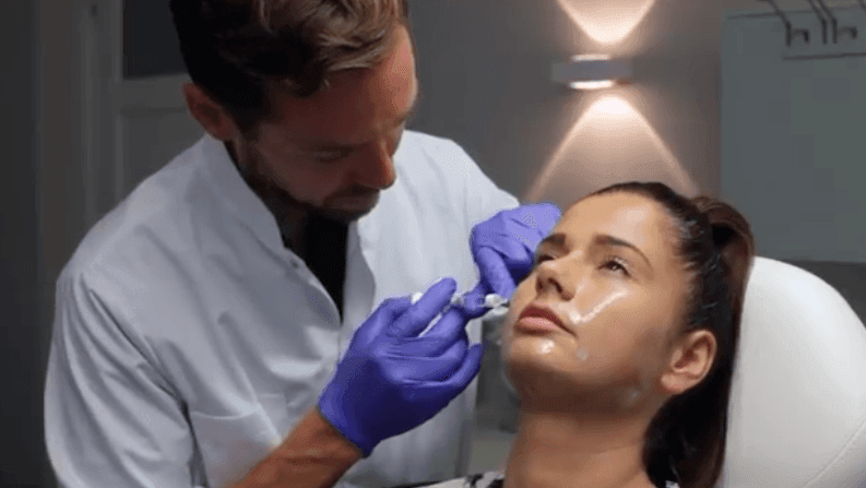 Cosmetisch arts Bart Biermans legt behandelopties voor hamsterwangen uit bij The Body Clinic