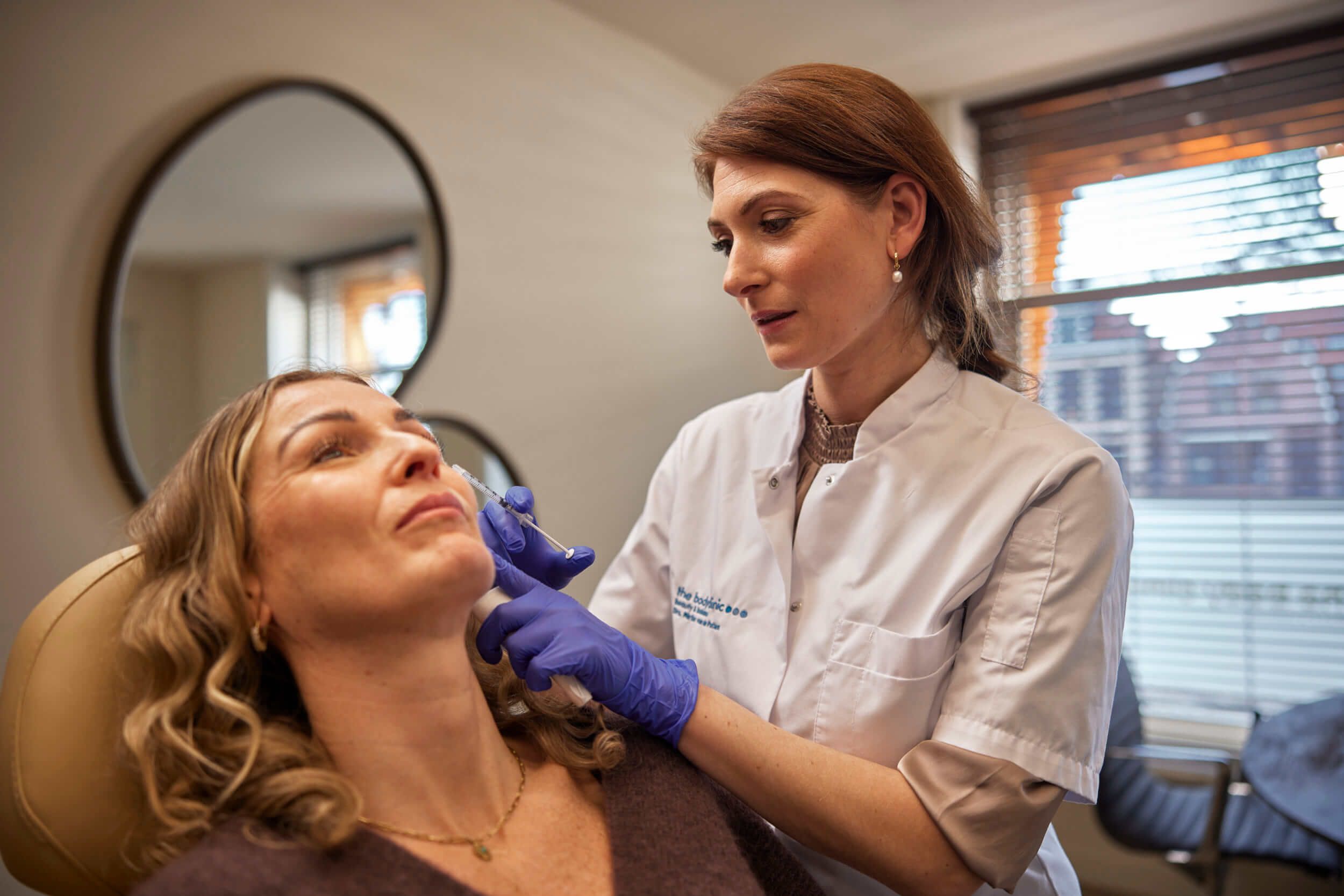 Cosmetisch arts voert slapen opvullen met fillers uit bij The Body Clinic