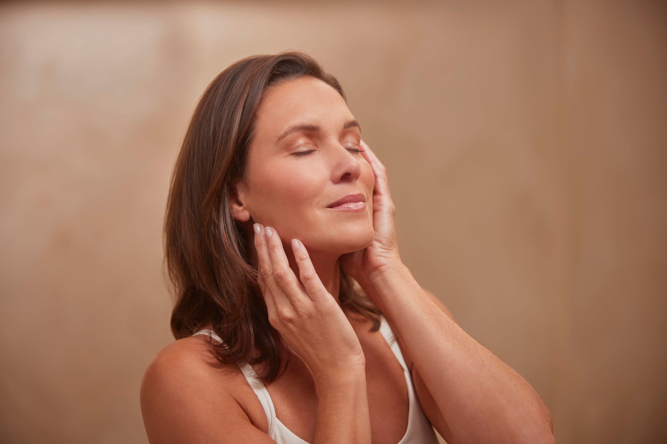 Vrouwelijke client na kin correctie filler behandeling bij The Body Clinic