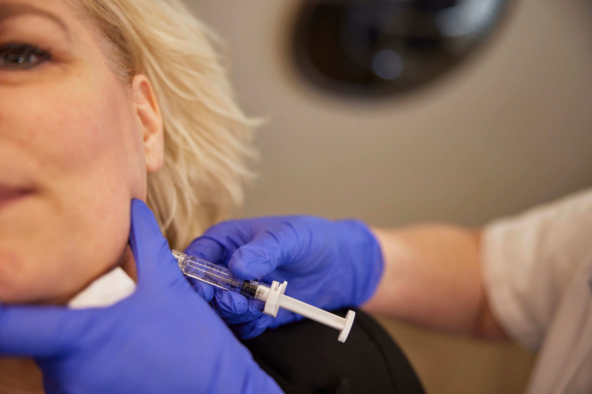Client ondergaat een Restylane Skinboosters behandeling in het gezicht bij The Body Clinic