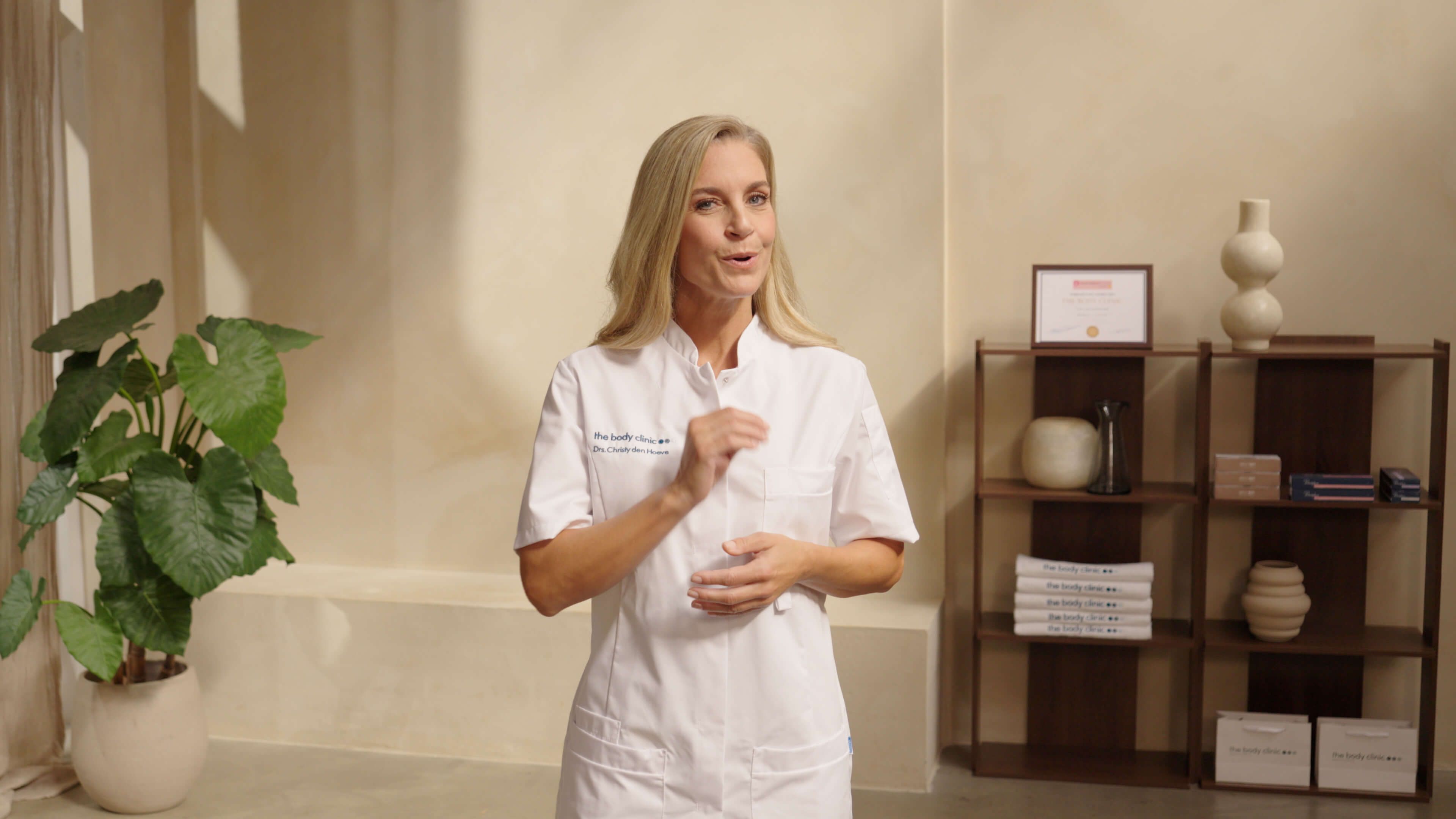 Cosmetisch arts geeft uitleg over botox rimpelbehandeling bij The Body Clinic