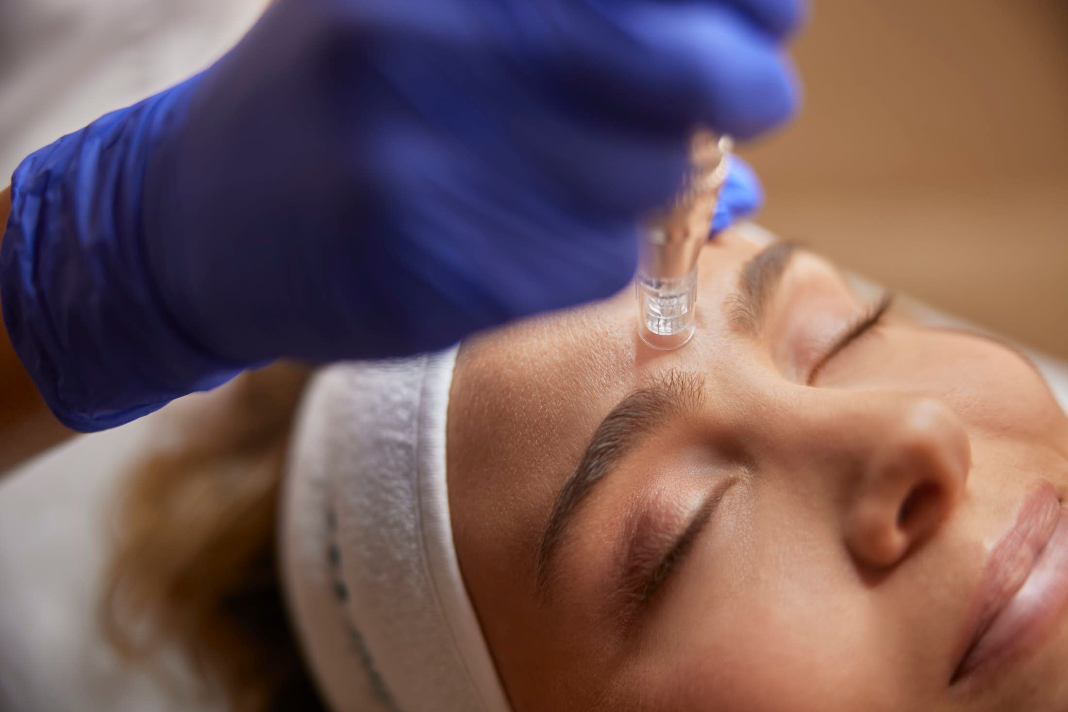 Huidtherapeut voert gezichtsbehandeling uit bij cliënt bij The Body Clinic