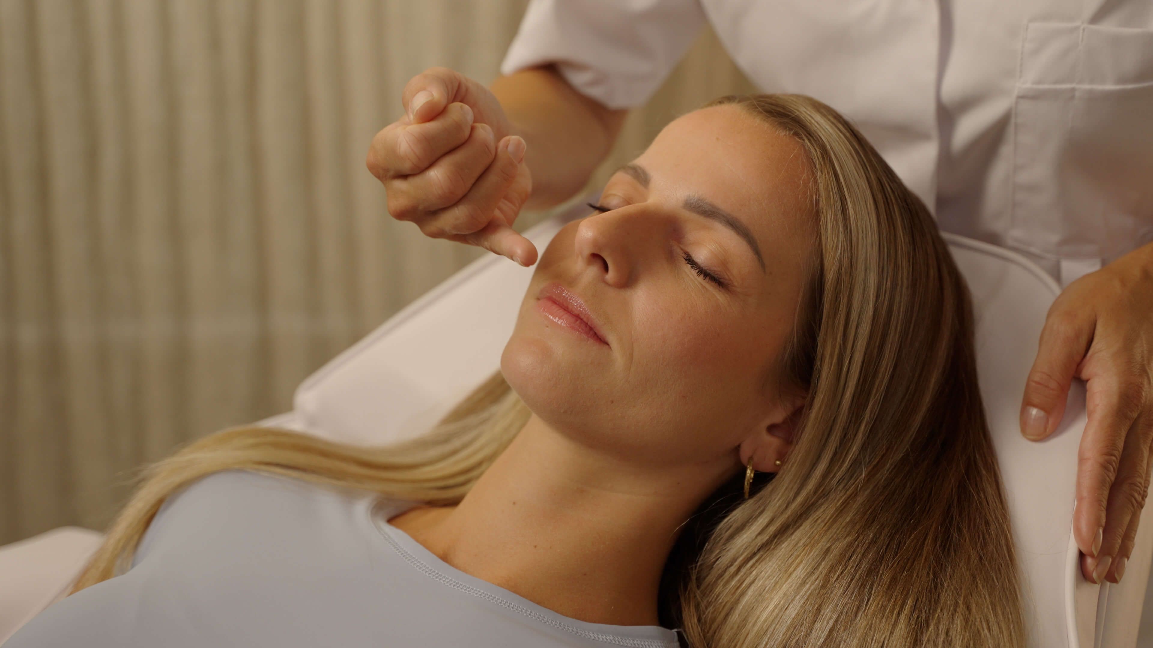 Client ondergaat lipfillerbehandeling voor meer volume en symmetrie bij The Body Clinic