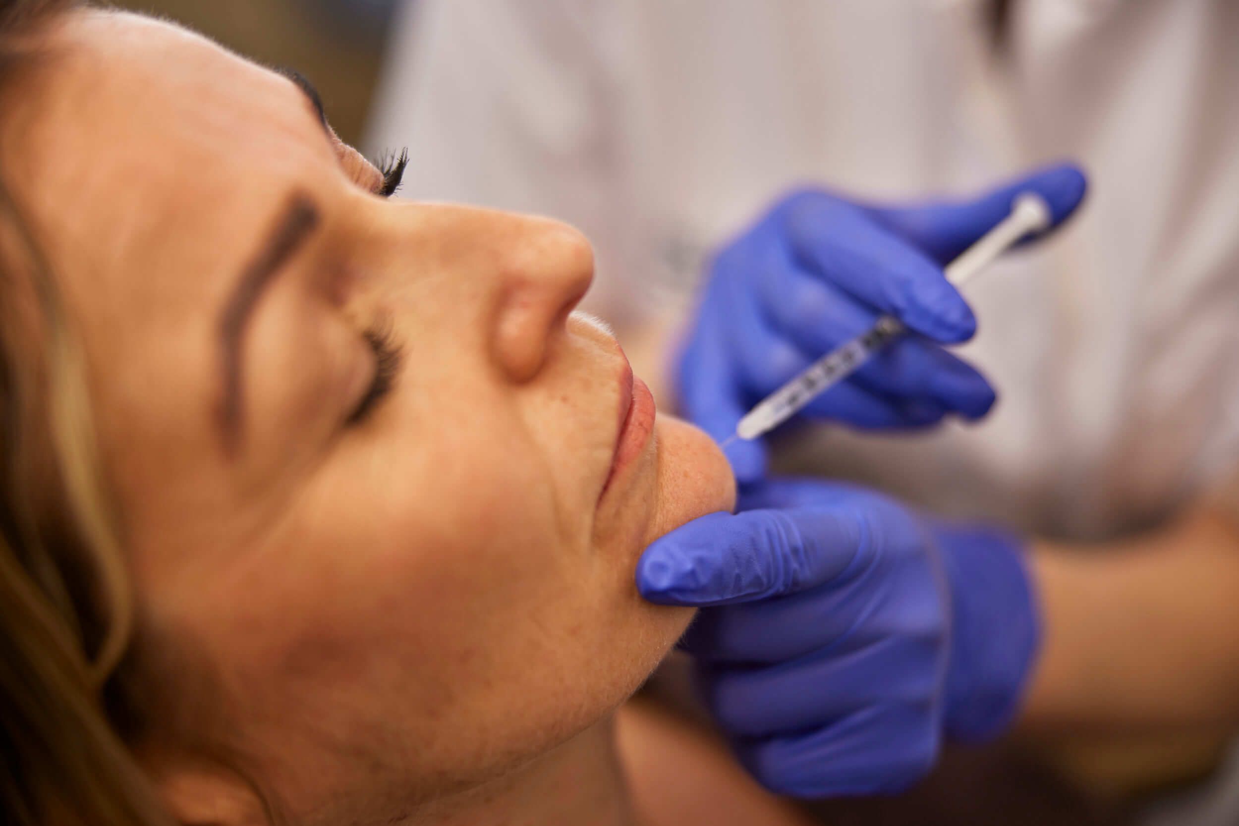 Cosmetisch arts voert fillerbehandeling uit bij client in Rotterdam bij The Body Clinic