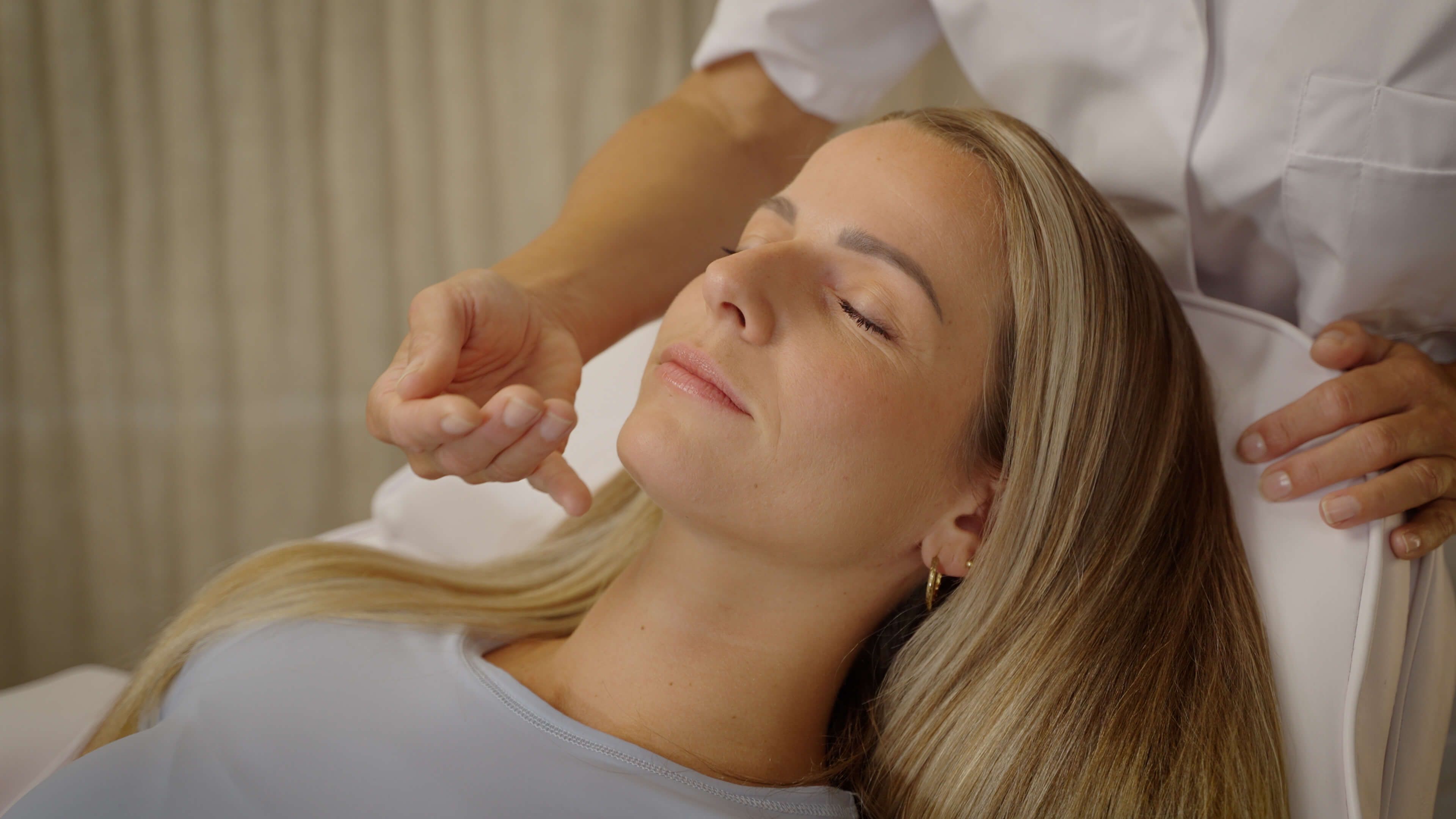 Client ondergaat botoxbehandeling tegen kinlijntjes en putjes bij The Body Clinic