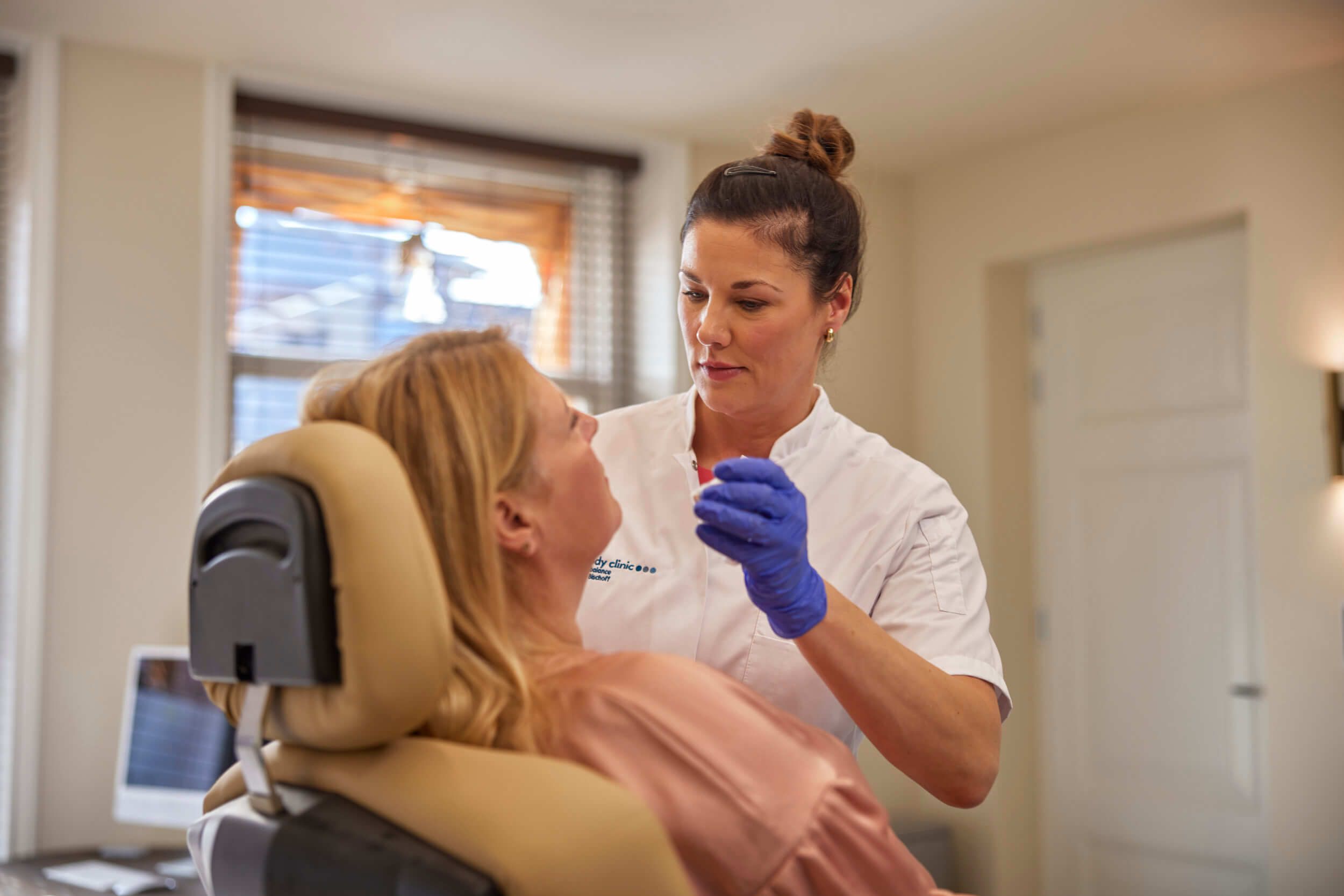 Cosmetisch arts voert botoxbehandeling uit bij client in Heerenveen bij The Body Clinic