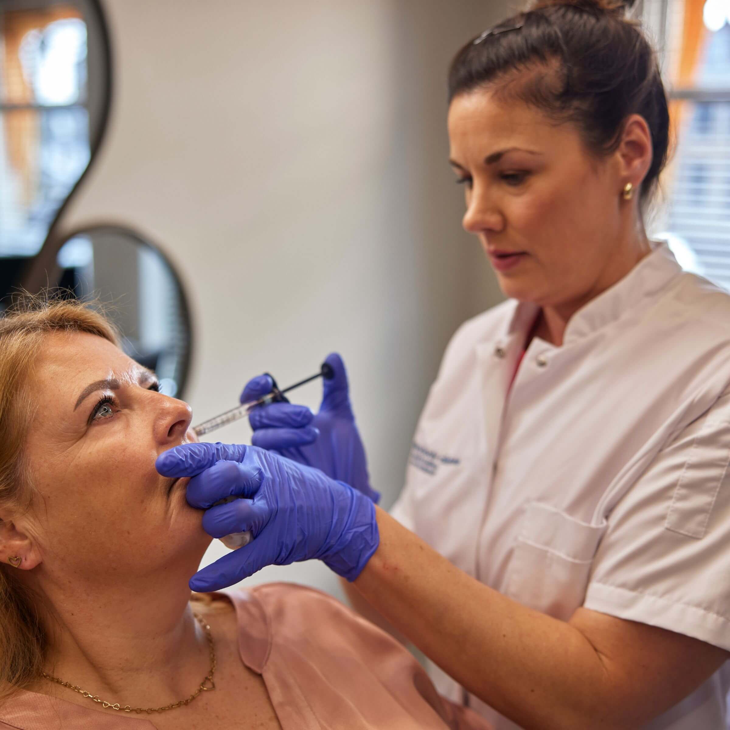 Fillerbehandeling marionetlijnen: hyaluronzuur rond de mondhoeken voor een vriendelijkere uitstraling bij The Body Clinic