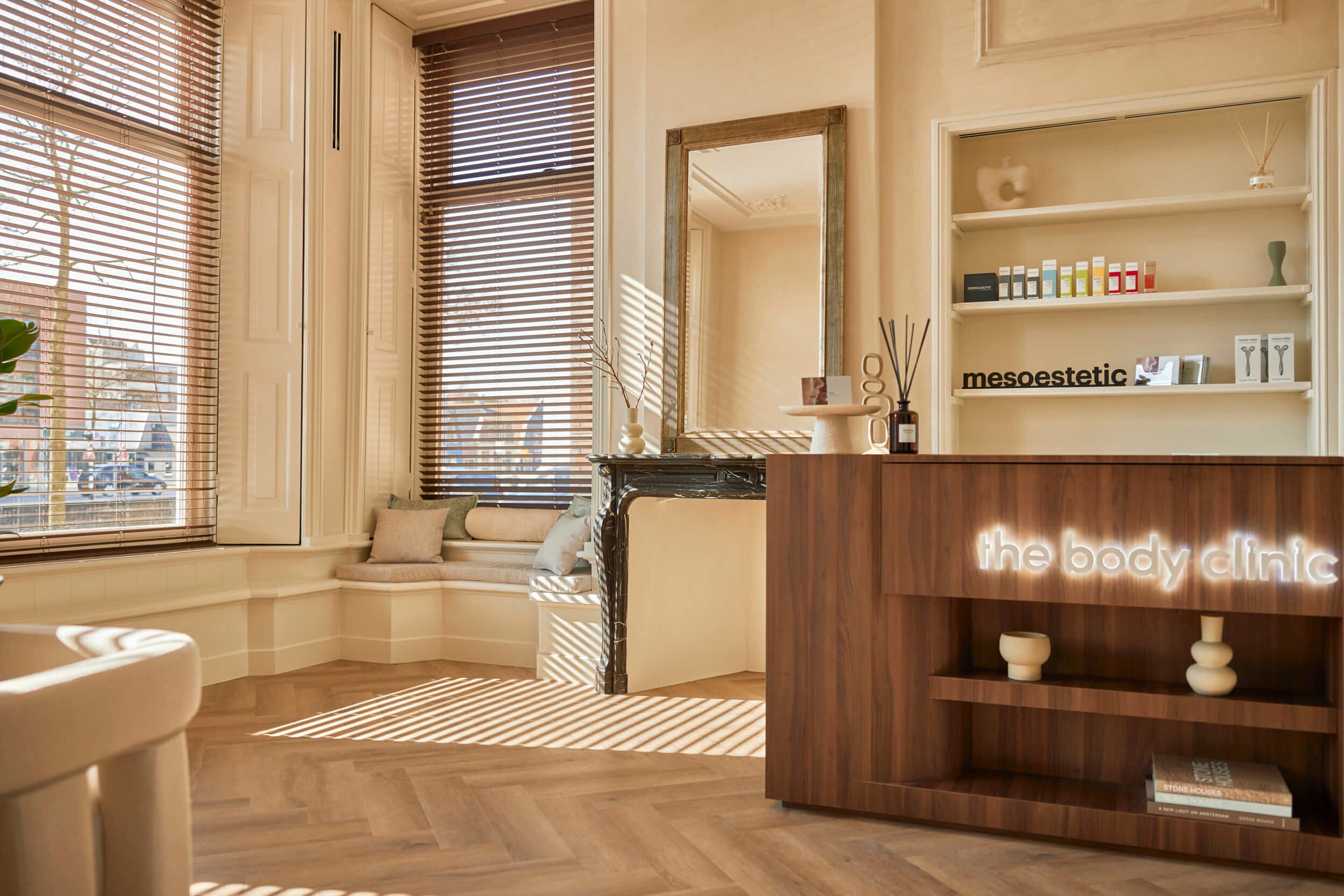 sfeervolle receptie en wachtkamer bij The Body Clinic