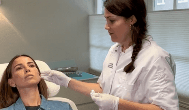 Cosmetisch arts Nicoline Nijman demonstreert Sculptra behandeling voor collageenstimulatie bij The Body Clinic