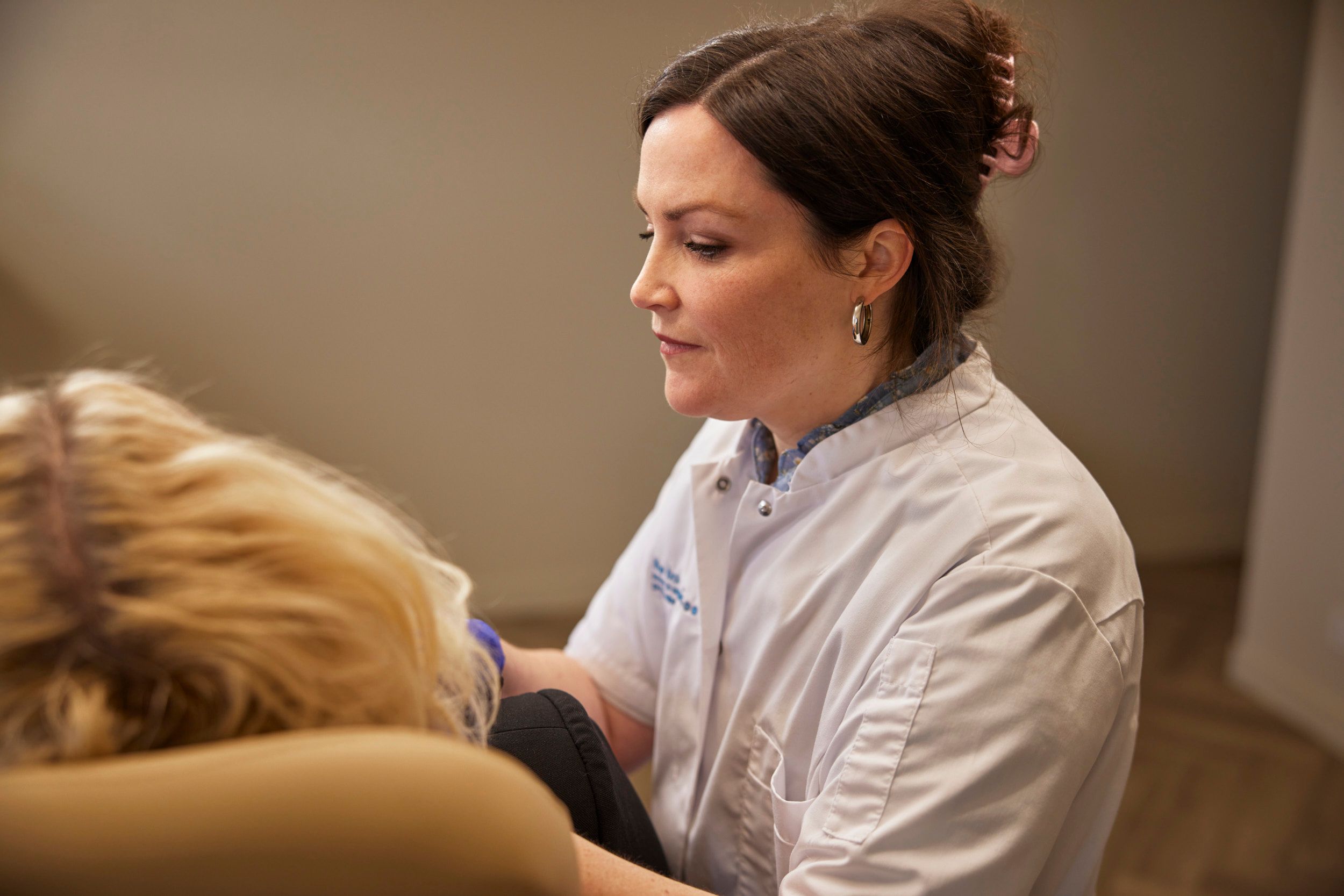 Cosmetisch arts voert lip flip botoxbehandeling uit bij client bij The Body Clinic
