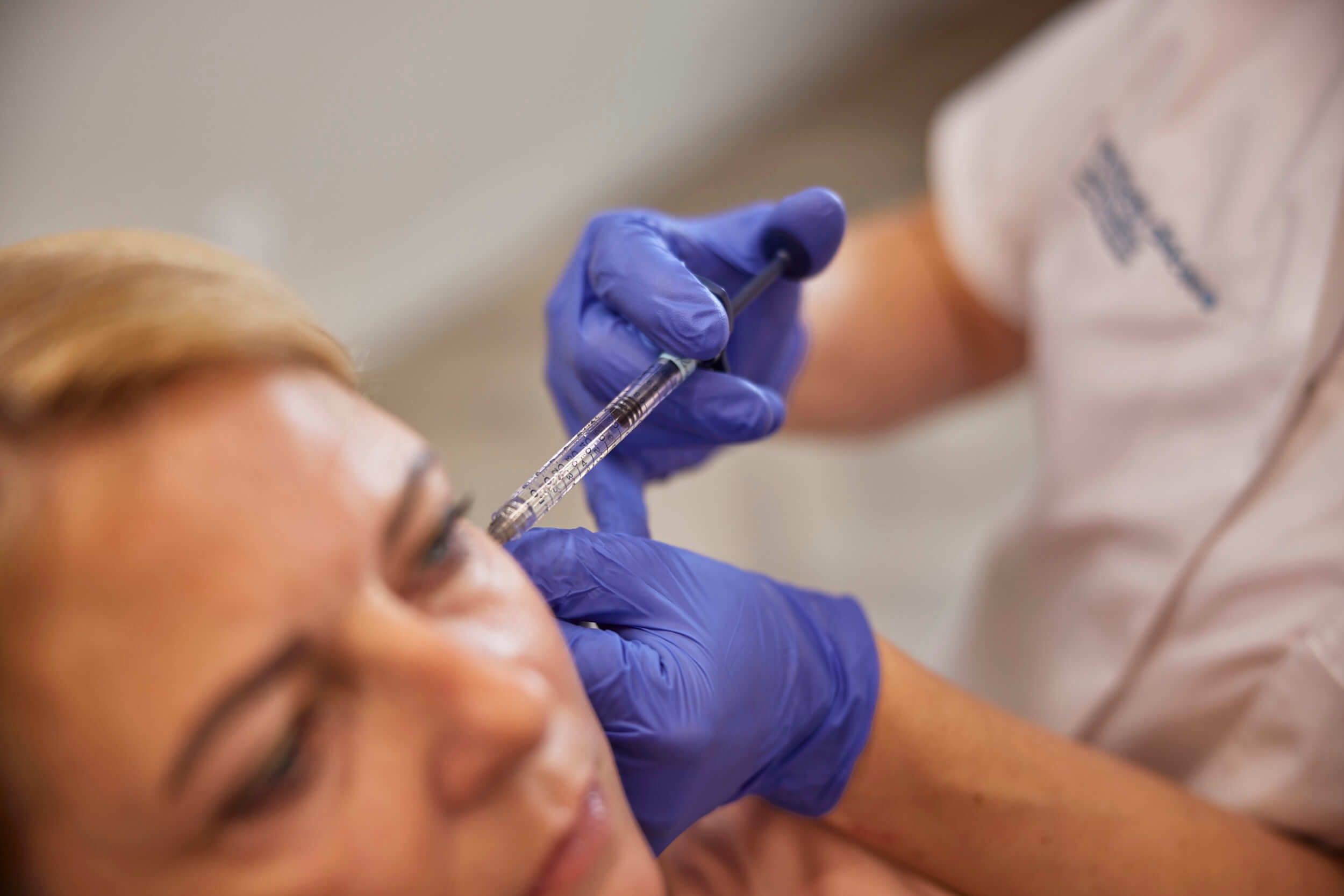Cosmetisch arts voert botoxbehandeling tegen rimpels uit bij The Body Clinic