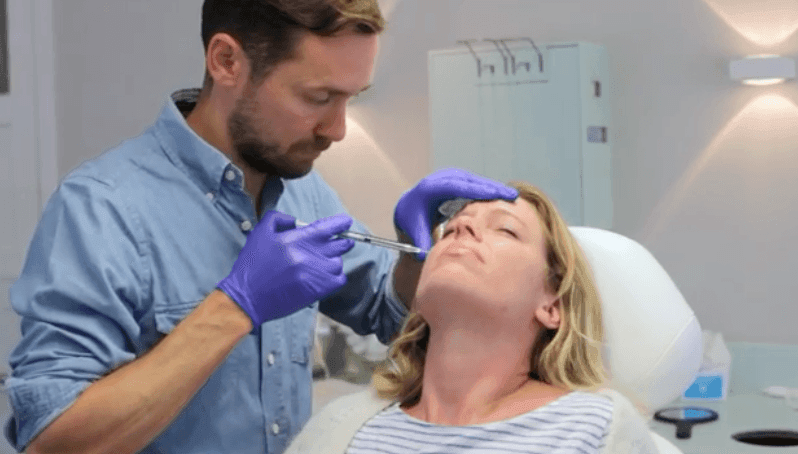 Cosmetisch arts Bart Biermans voert filler behandeling voor ingevallen slapen uit bij The Body Clinic
