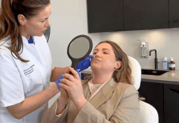 Cosmetisch arts Rose Bischoff legt lipfiller migratie herstel uit in instructievideo bij The Body Clinic