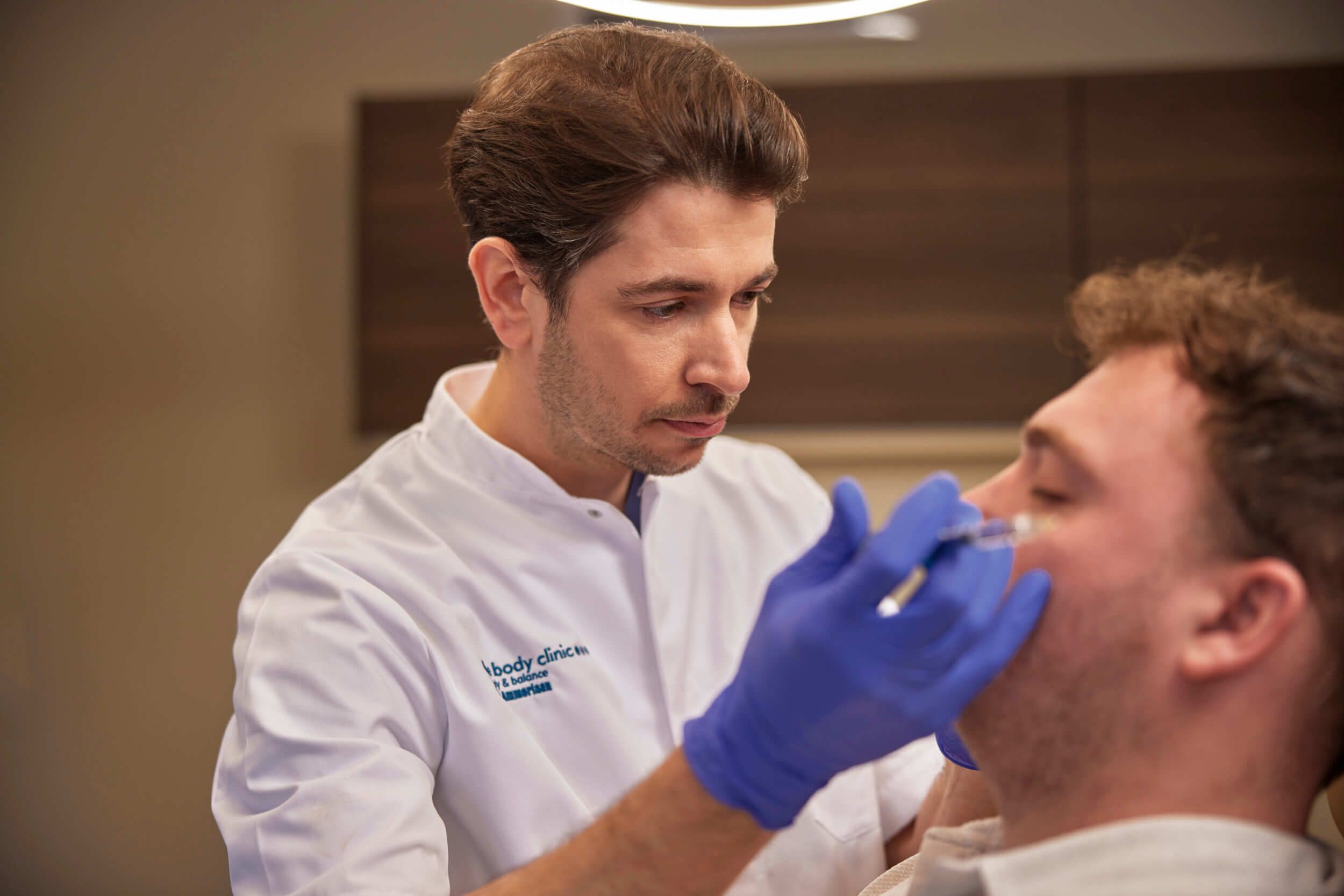 Cosmetisch arts voert fillerbehandeling uit bij client in Den Bosch bij The Body Clinic
