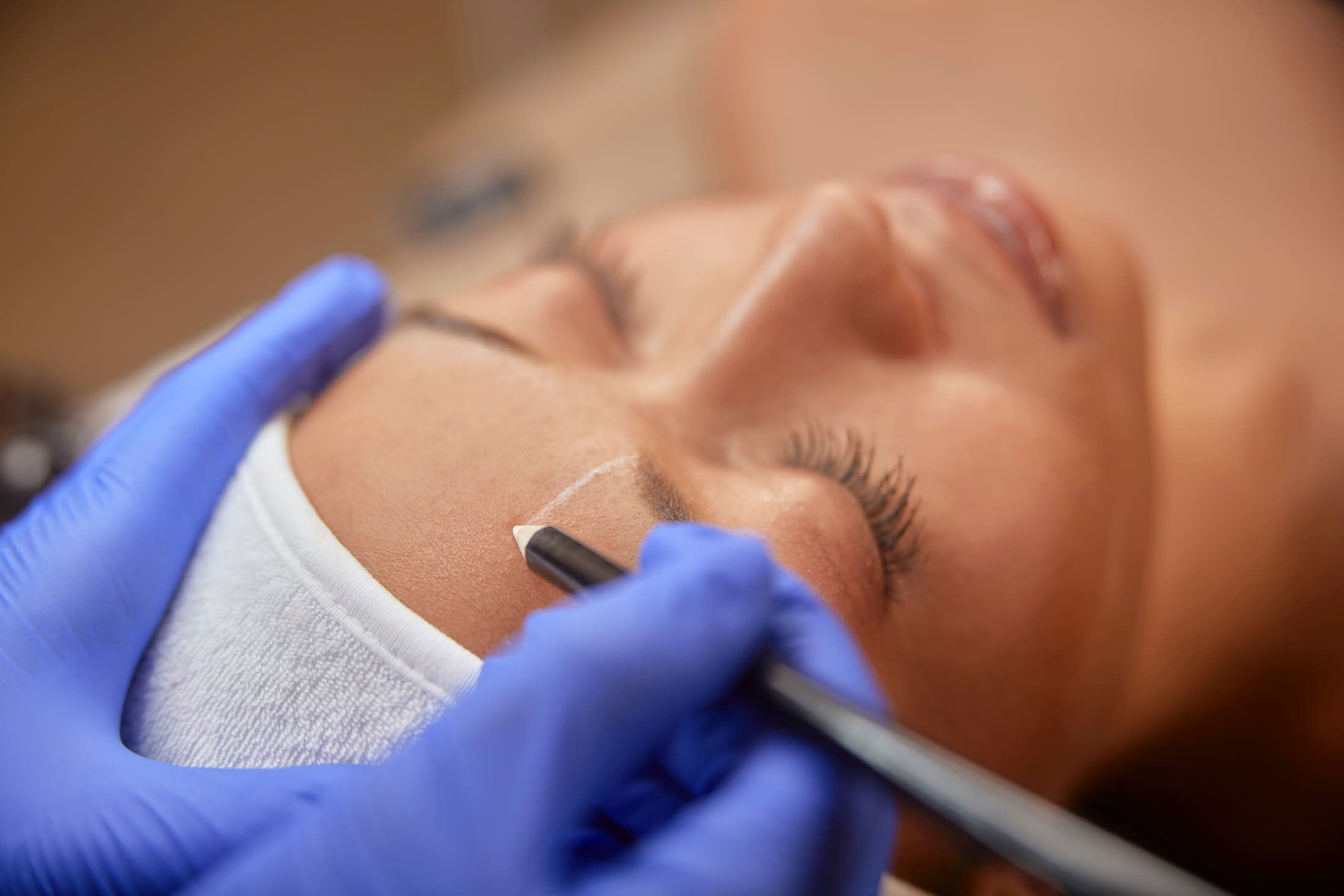 Cosmetisch arts voert botoxbehandeling tegen voorhoofdrimpels uit bij The Body Clinic
