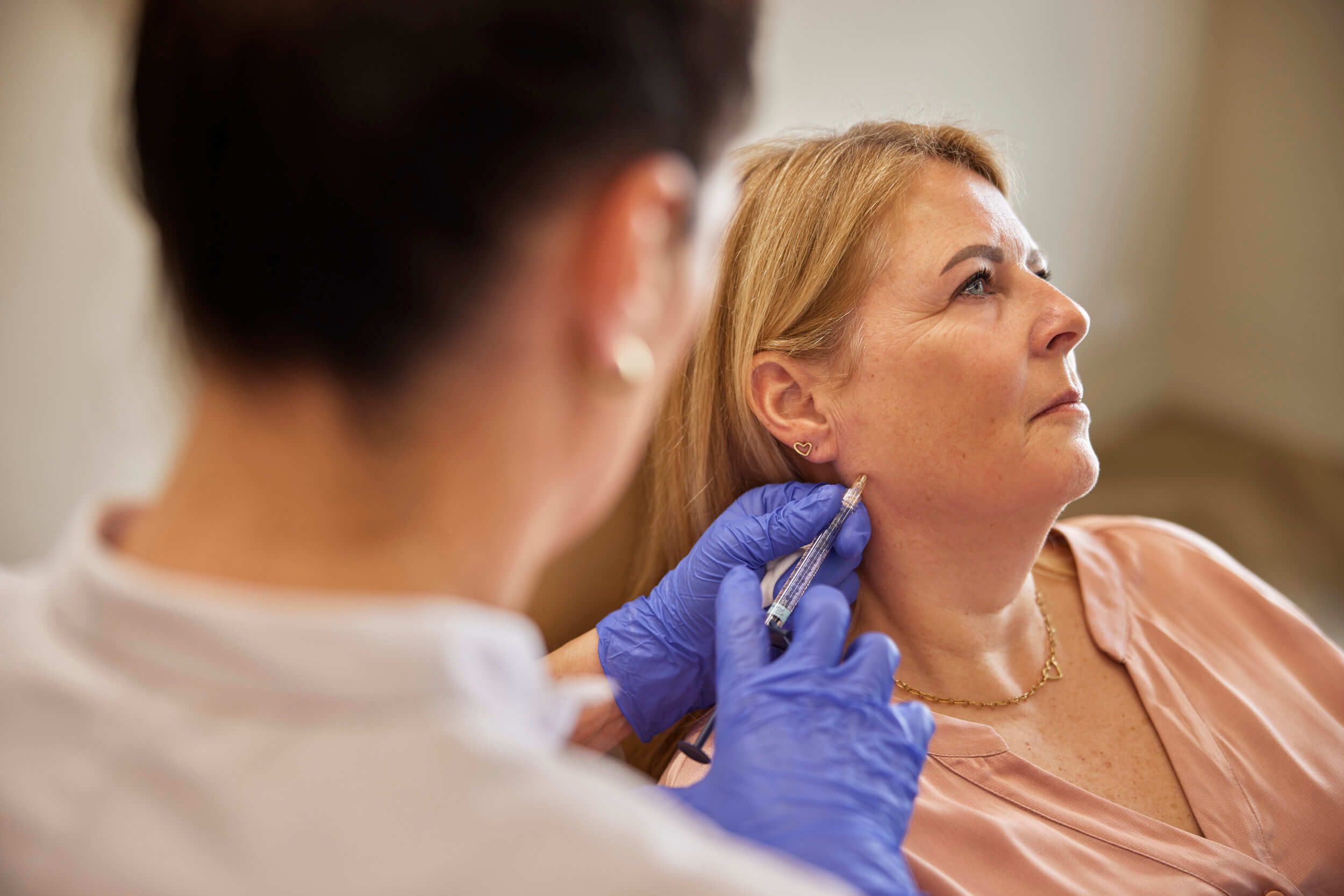 Cosmetisch arts voert fillerbehandeling uit bij client in Heerenveen bij The Body Clinic