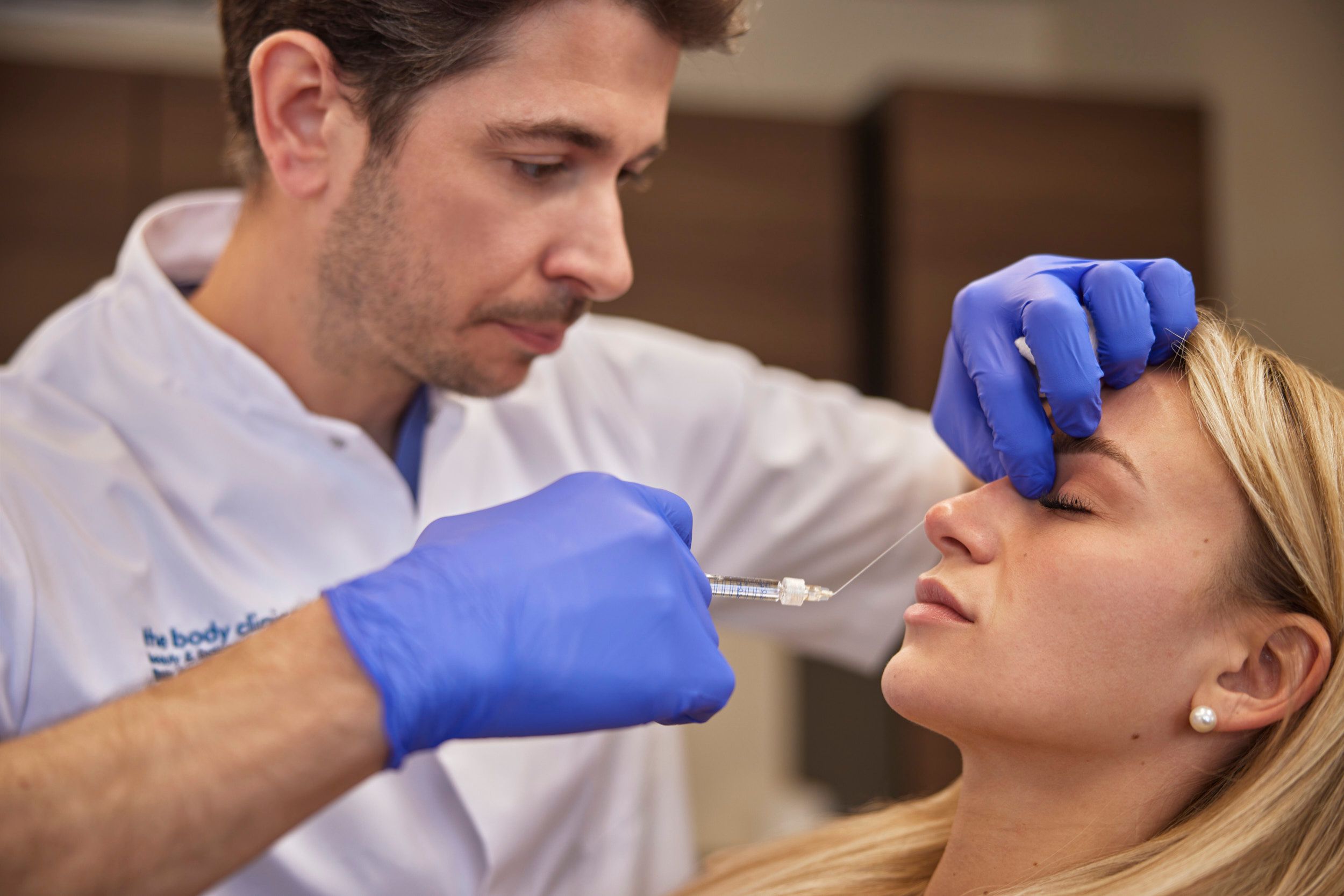 Cosmetisch arts voert neuscorrectie met fillers uit bij The Body Clinic
