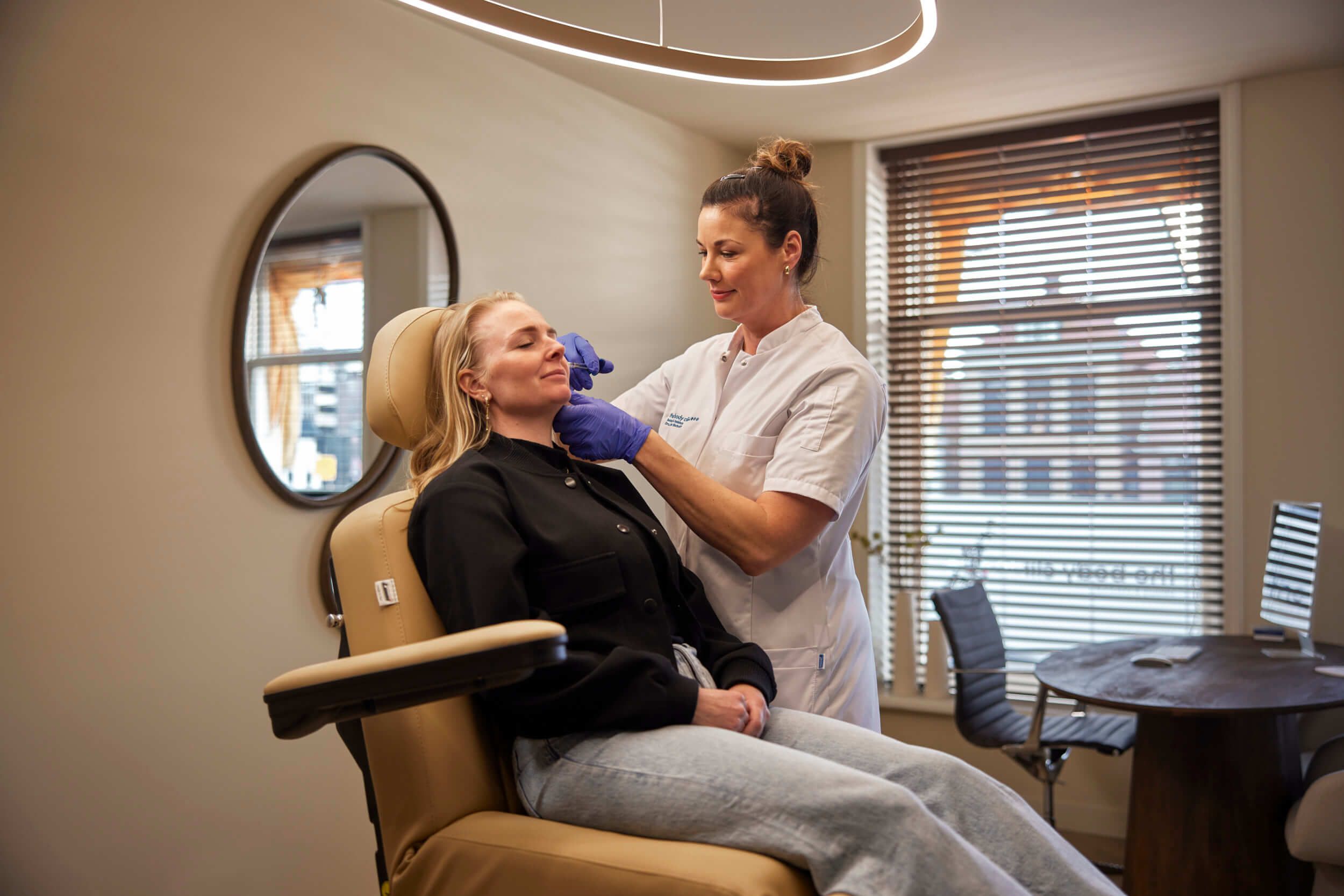 Cosmetisch arts voert PhilArt skinboosters behandeling uit bij client bij The Body Clinic