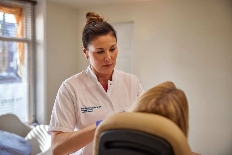 Cosmetisch arts Rose verwelkomt cliënt voor vrijblijvend consult bij The Body Clinic