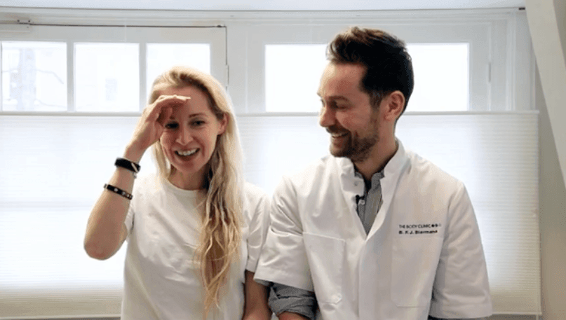 Cosmetisch arts Bart Biermans voert botox behandeling op voorhoofd uit bij The Body Clinic