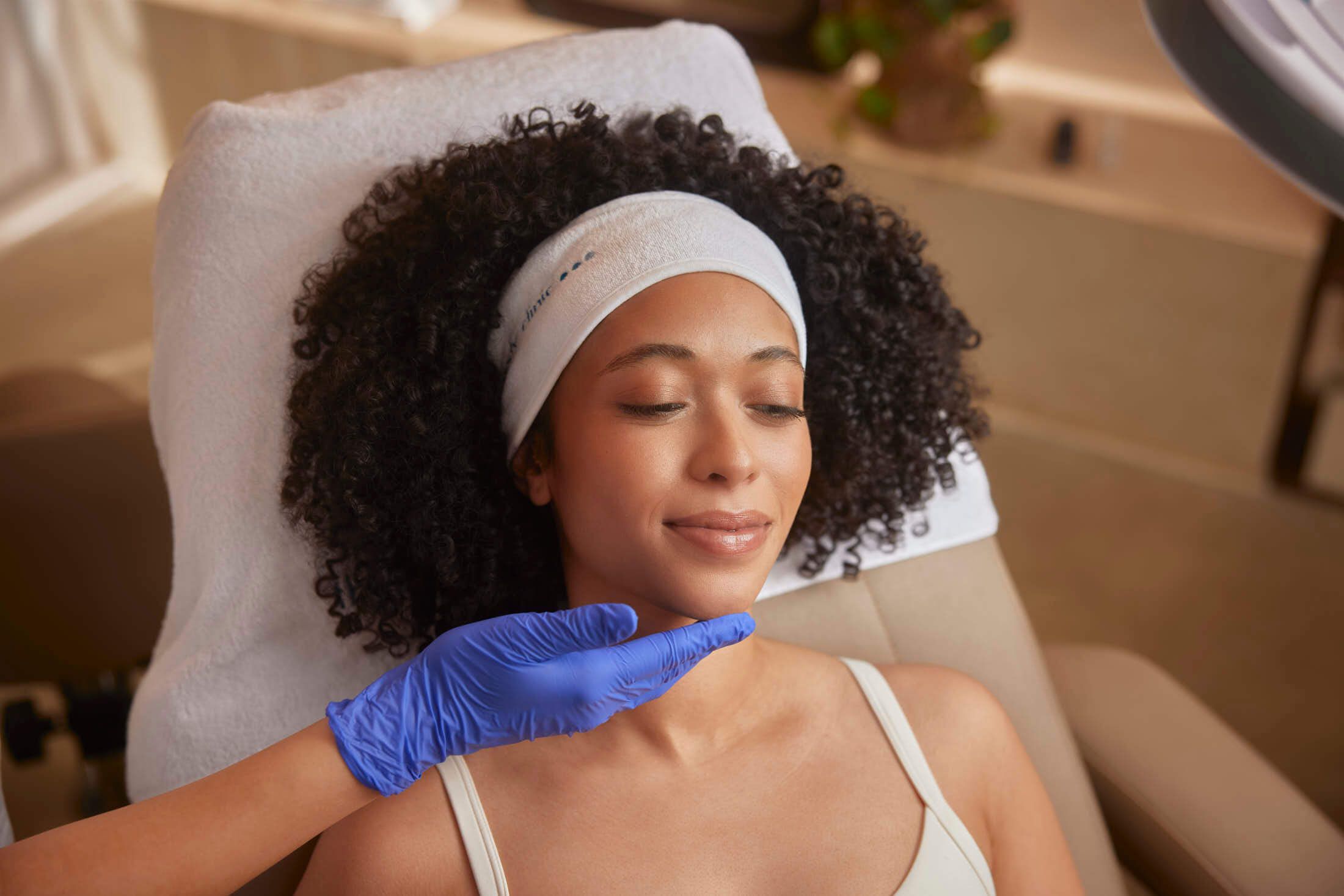 Vrouw ontspannen op behandelbed tijdens een Rejuran skinbooster behandeling bij The Body Clinic