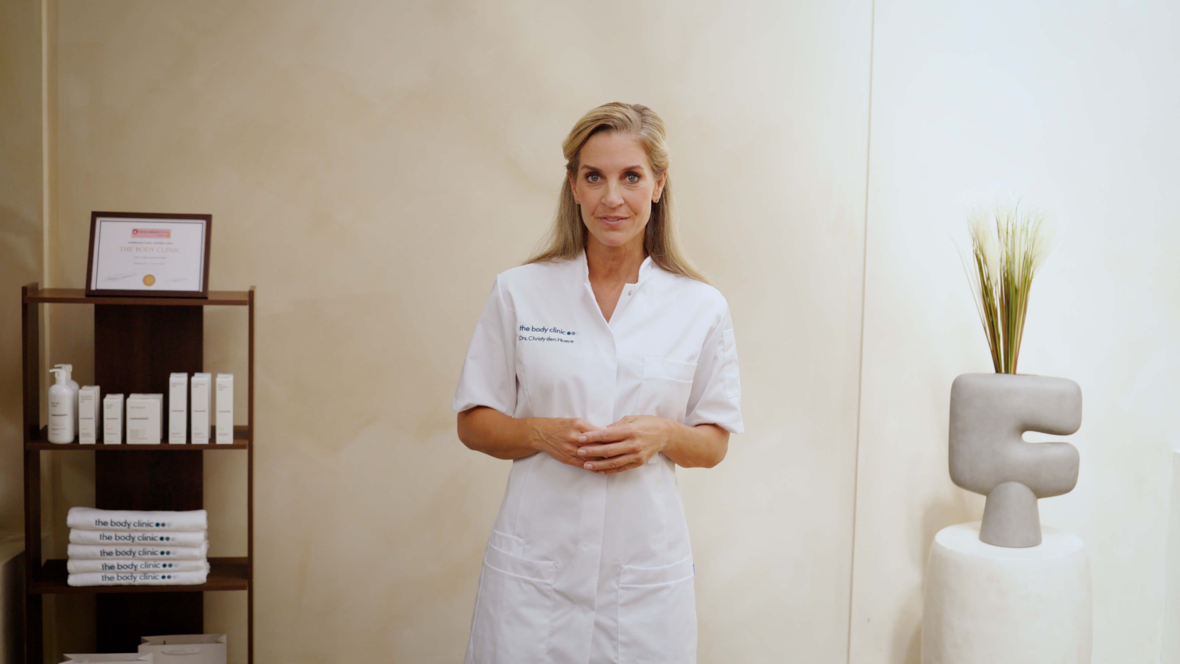 Cosmetisch arts legt neuslippenplooi behandeling met fillers uit in instructievideo bij The Body Clinic