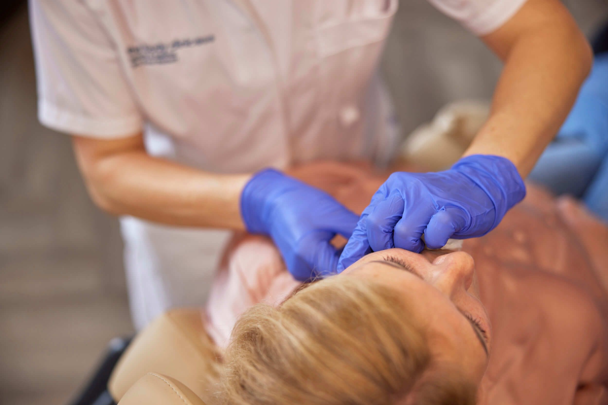 Cosmetisch arts bereidt Lipolyse behandeling voor bij client bij The Body Clinic