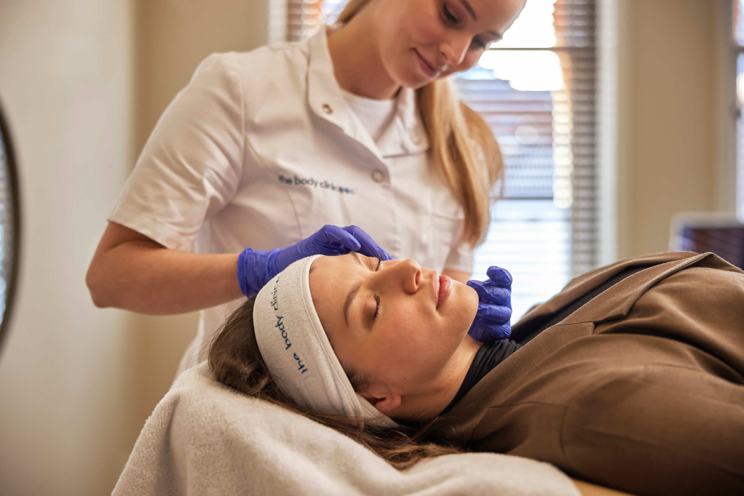 Huidtherapeut voert PlexR ooglidcorrectie zonder operatie uit bij The Body Clinic