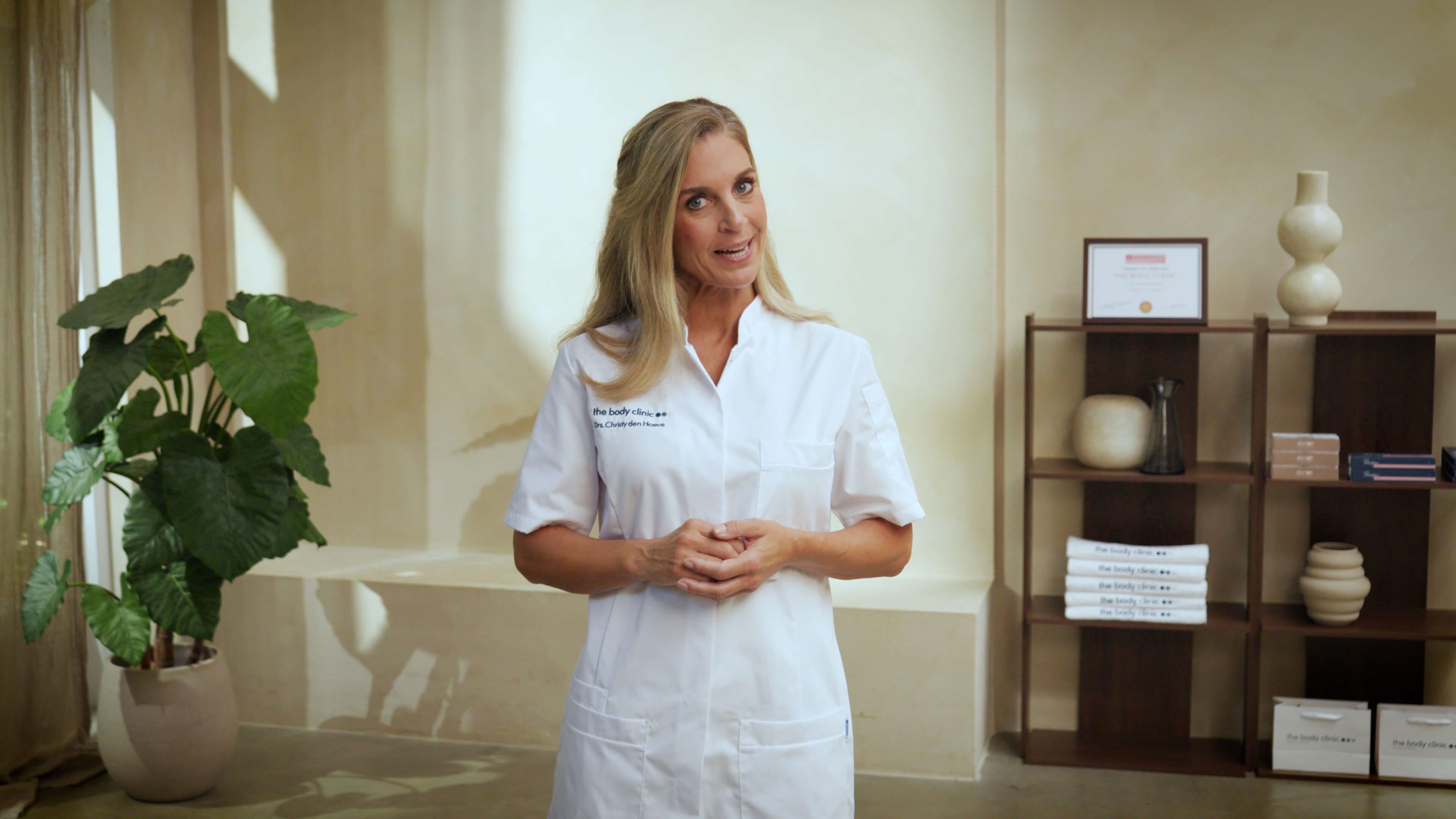 Cosmetisch arts legt gummy smile behandeling met botox uit in instructievideo bij The Body Clinic