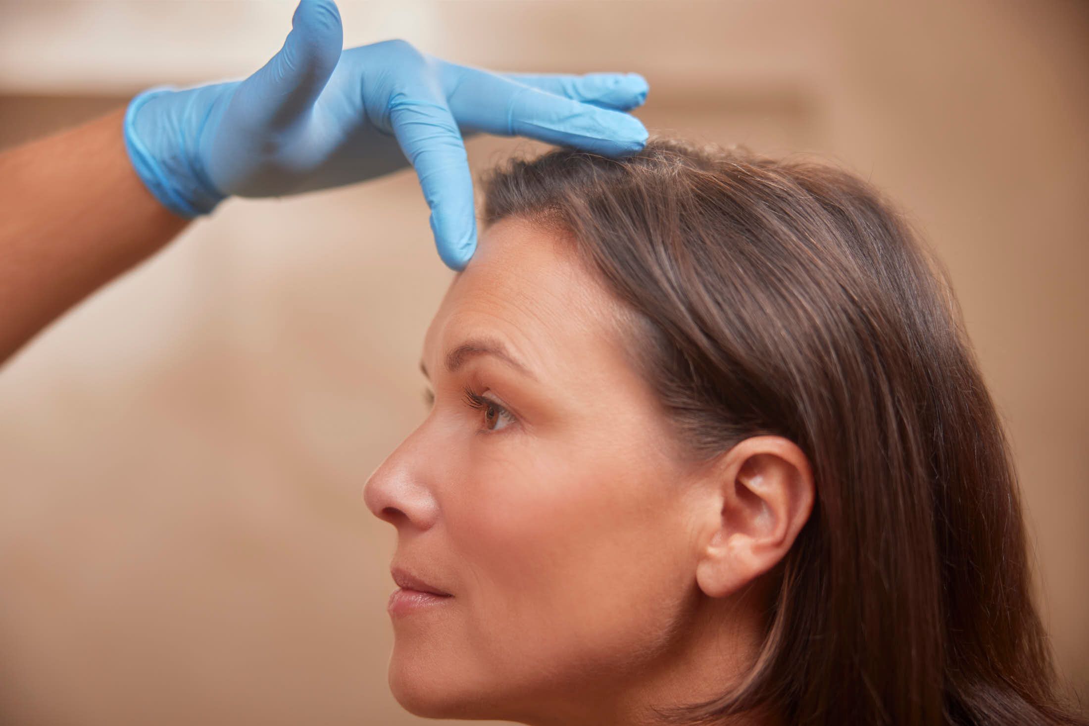 Cosmetisch arts voert wenkbrauwlift met botox uit bij cliënt bij The Body Clinic