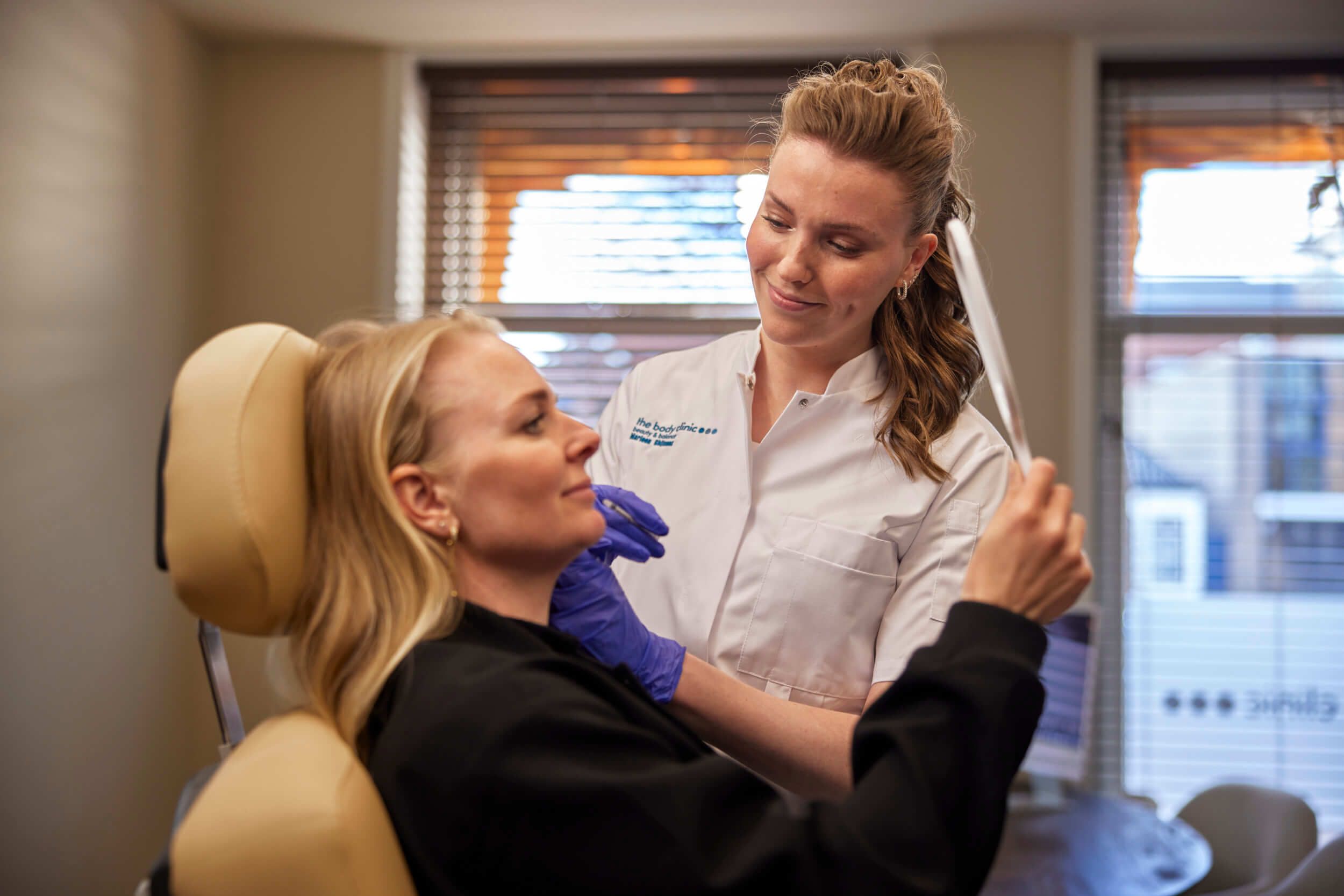 Cosmetisch arts voert PhilArt Eyes behandeling uit bij client bij The Body Clinic