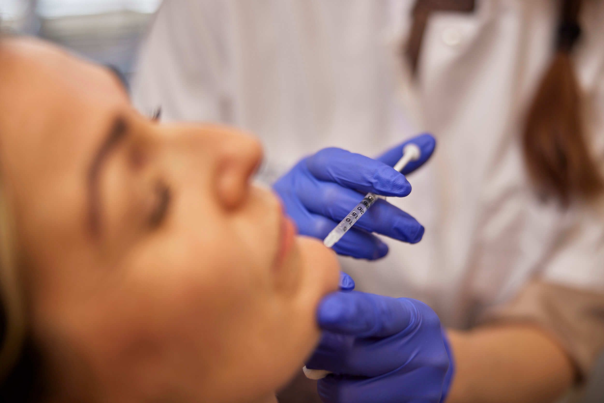 Cosmetisch arts voert lipolyse behandeling uit in onderkin bij The Body Clinic