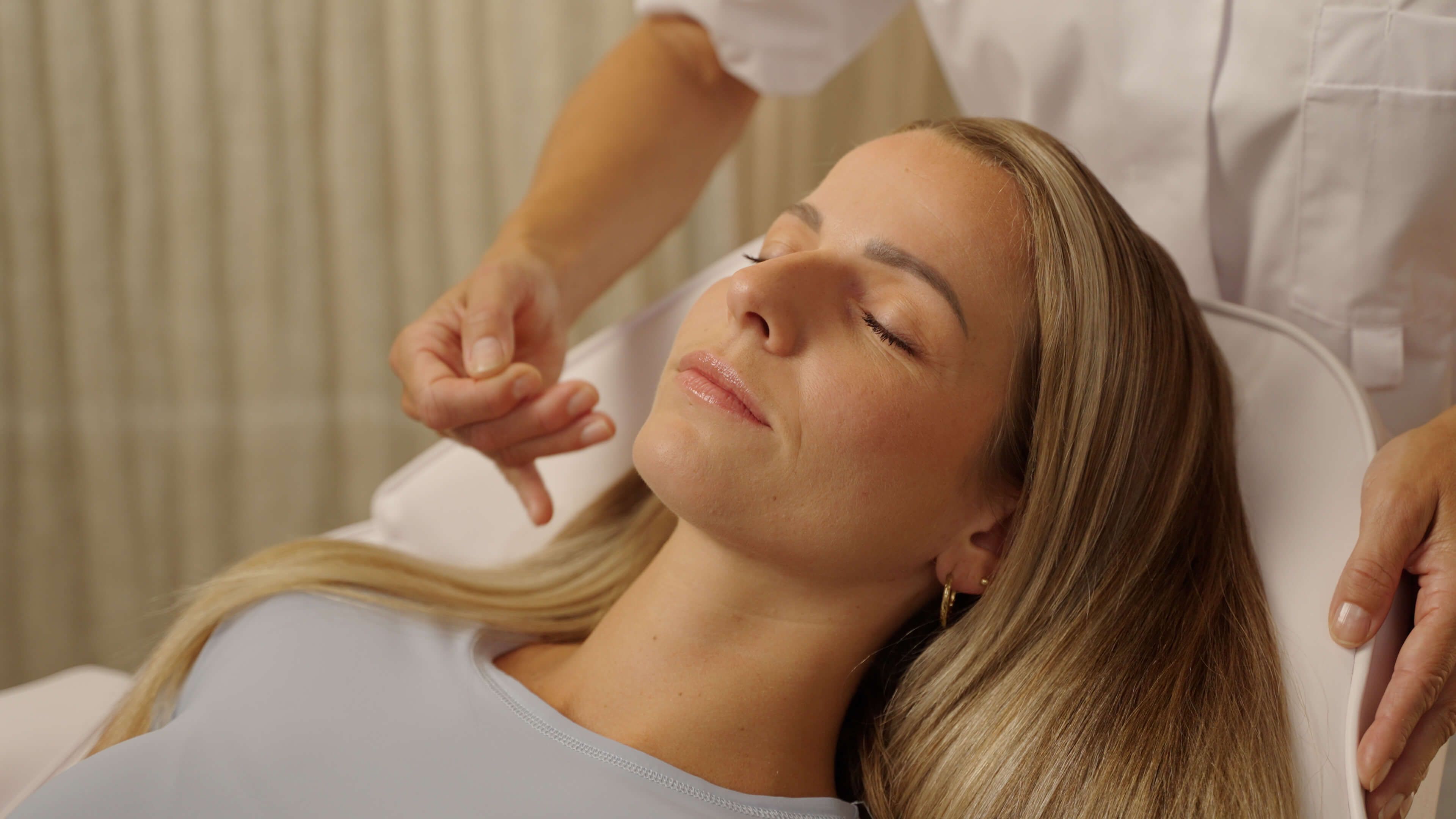 Cliënt ondergaat NeckTite behandeling voor een strakkere hals en kaaklijn bij The Body Clinic